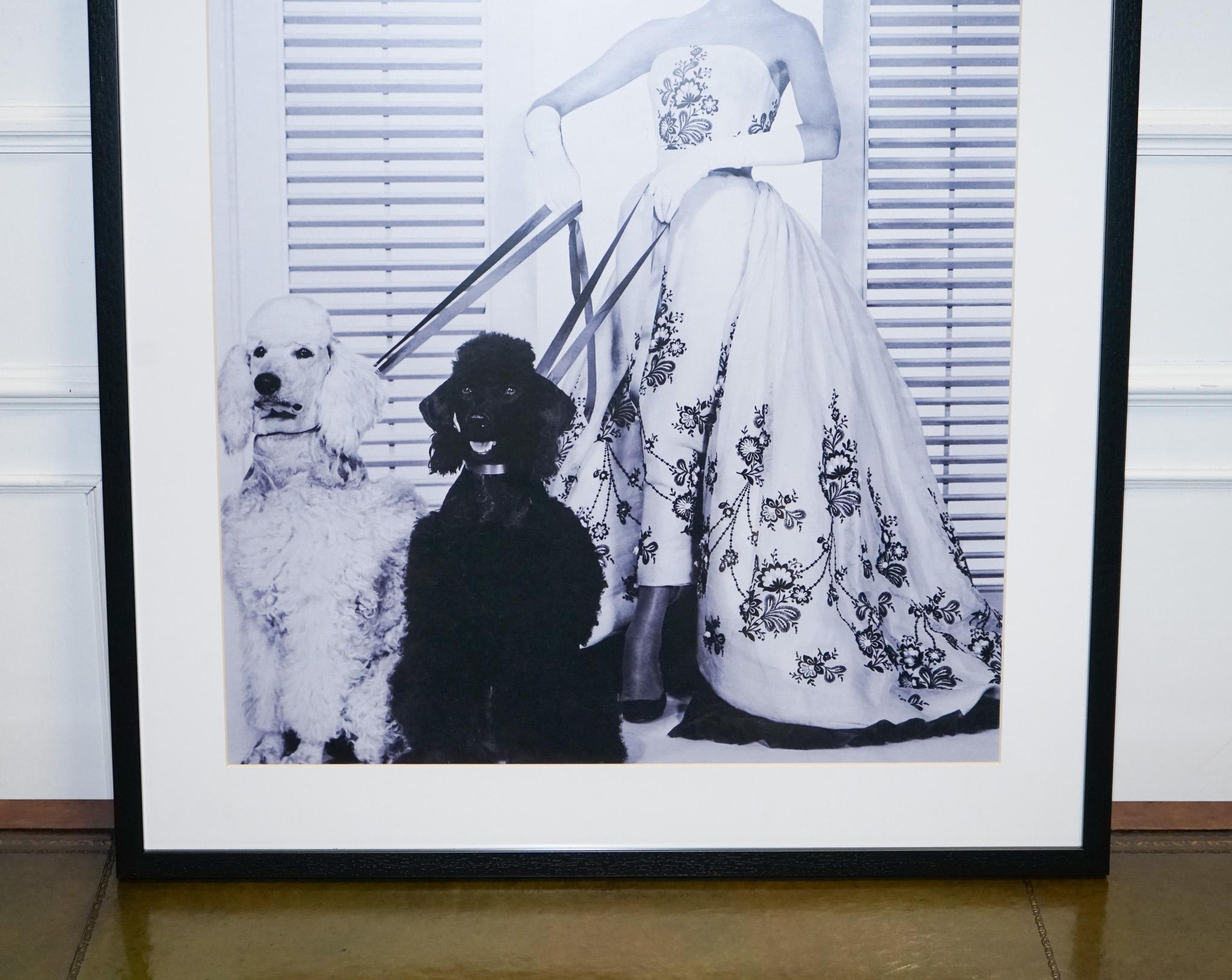 
Antiquités de Londres



Nous sommes ravis d'offrir à la vente cette magnifique reproduction encadrée d'Audrey Hepburn dans sa robe de bal en soie orangée. 

Il a été conçu par Hubert de Givency pour le film Sabrina de 1954. On y voit Hepburn avec