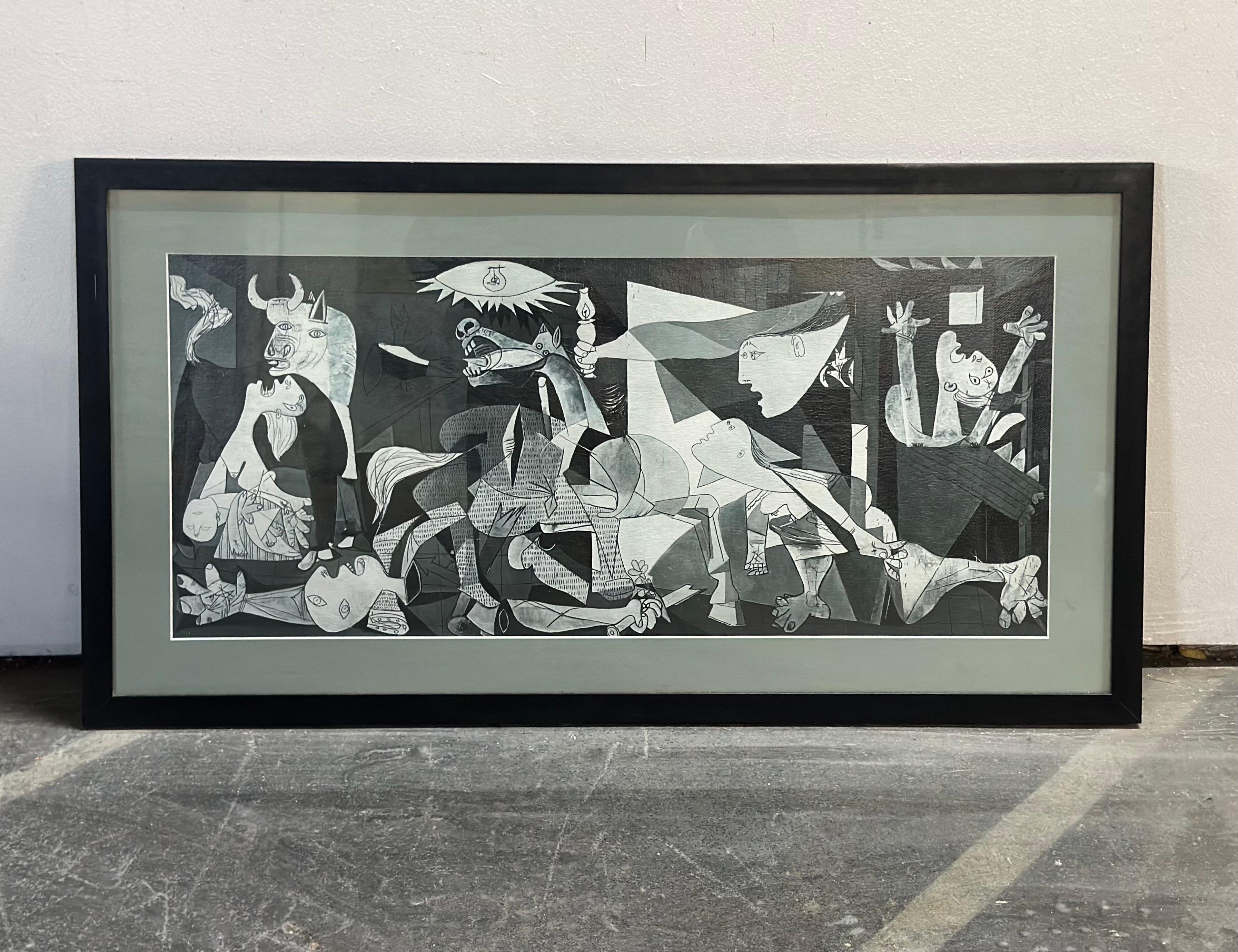 Stampa con cornice dell'iconico dipinto Guernica di Pablo Picasso. Stampa in buone condizioni con cornice in metallo nero in buone condizioni. Pronto per essere consegnato con il filo installato sul retro. Si presenta in condizioni uniformi con