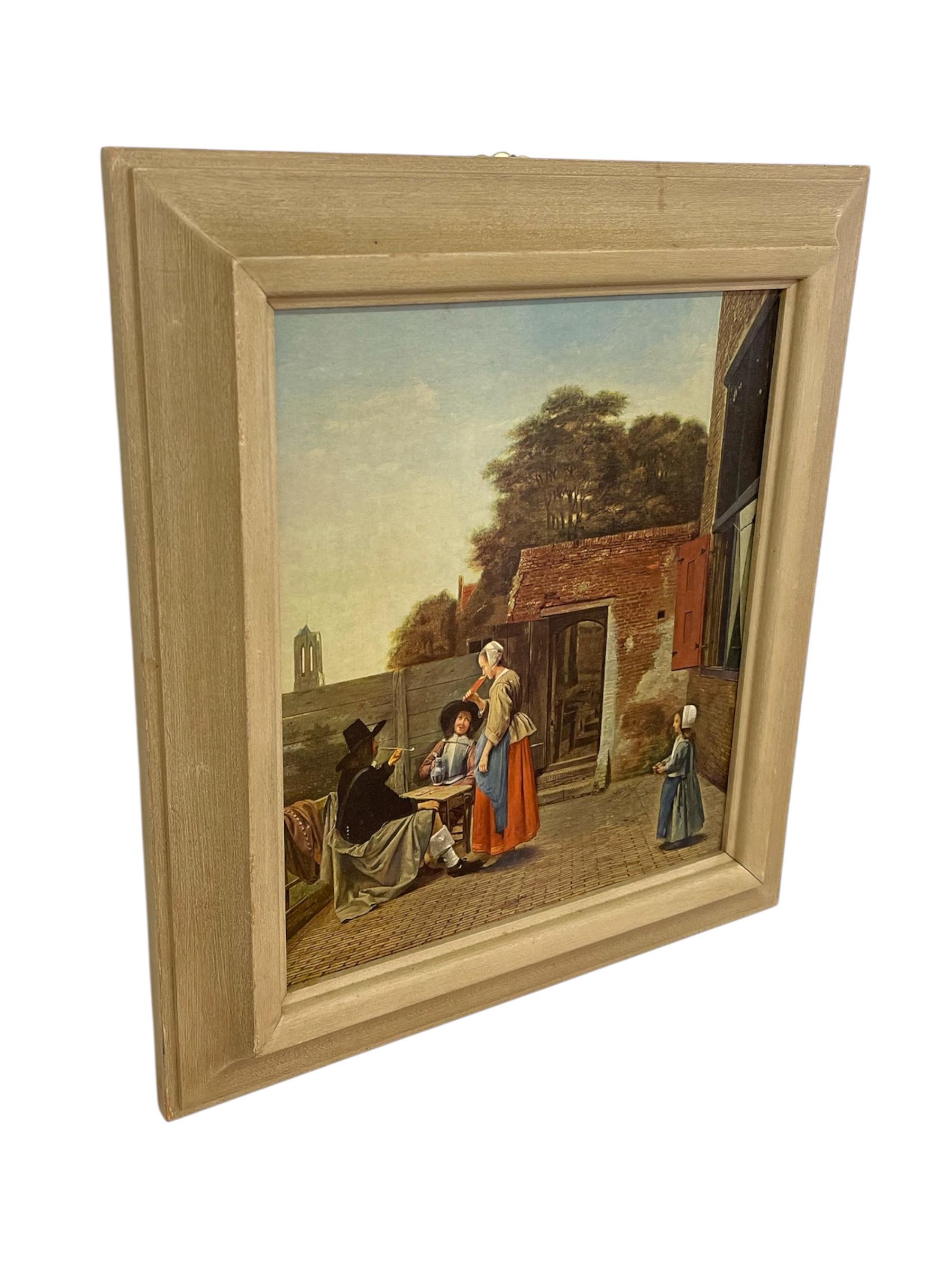   Cette œuvre d'art encadrée est une reproduction du milieu du XXe siècle d'Une cour hollandaise de Pieter de Hooch (c.1629-1683), célèbre peintre hollandais du Siècle d'or connu pour ses scènes domestiques magistrales et son utilisation raffinée de
