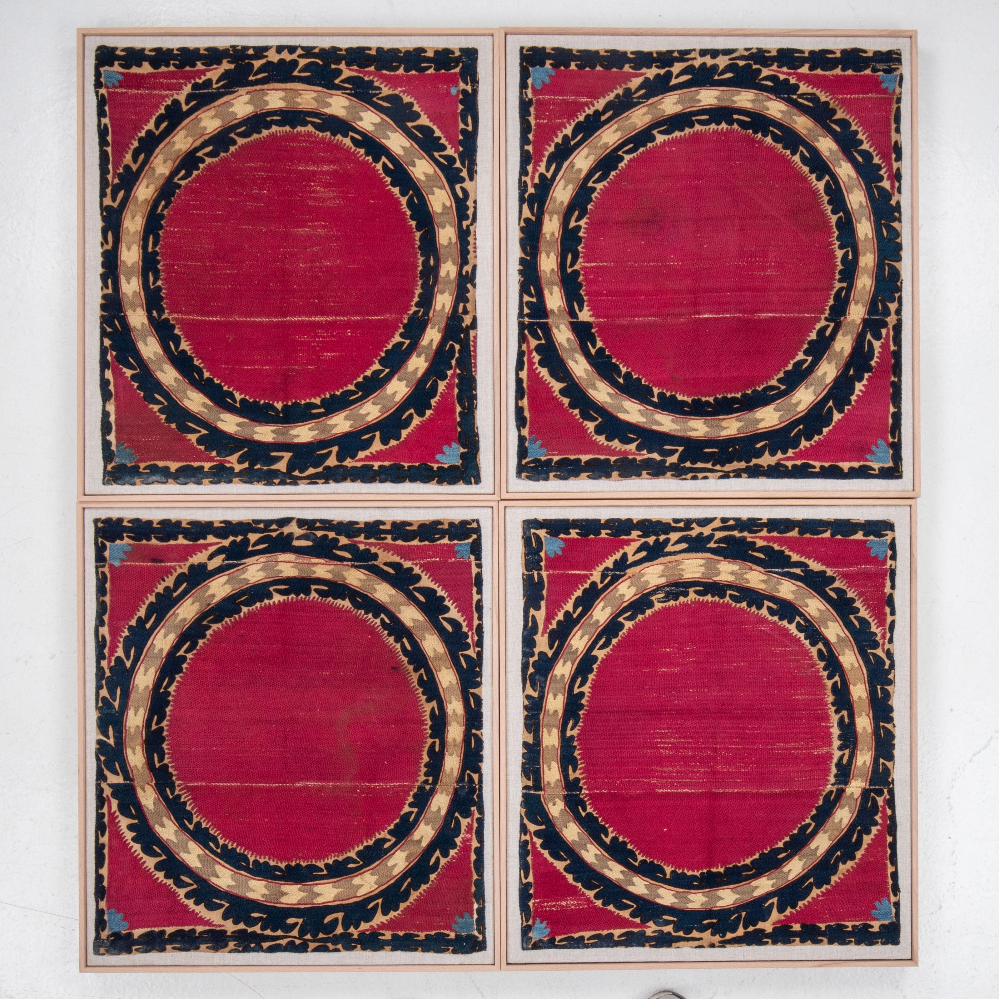 Quadrittico incorniciato Tashkent Suzani Fragments , XIX secolo. Uzbekistan In condizioni discrete in vendita a Istanbul, TR