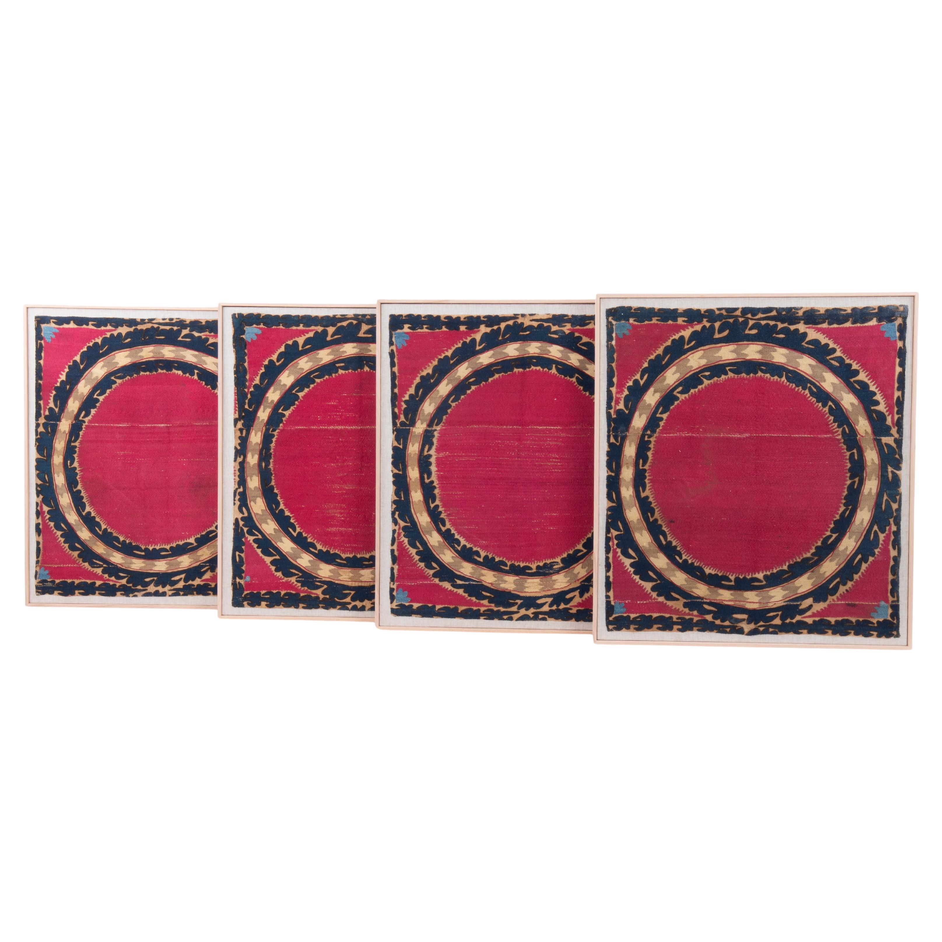 Quadrittico incorniciato Tashkent Suzani Fragments , XIX secolo. Uzbekistan in vendita