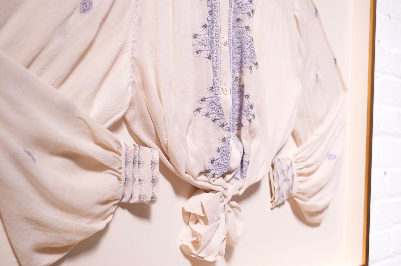 Gerahmte skandinavische traditionelle bestickte Bluse mit Rahmen (Dänisch) im Angebot