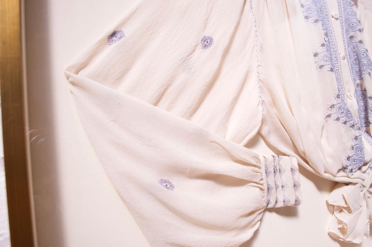 Gerahmte skandinavische traditionelle bestickte Bluse mit Rahmen im Zustand „Gut“ im Angebot in Brooklyn, NY