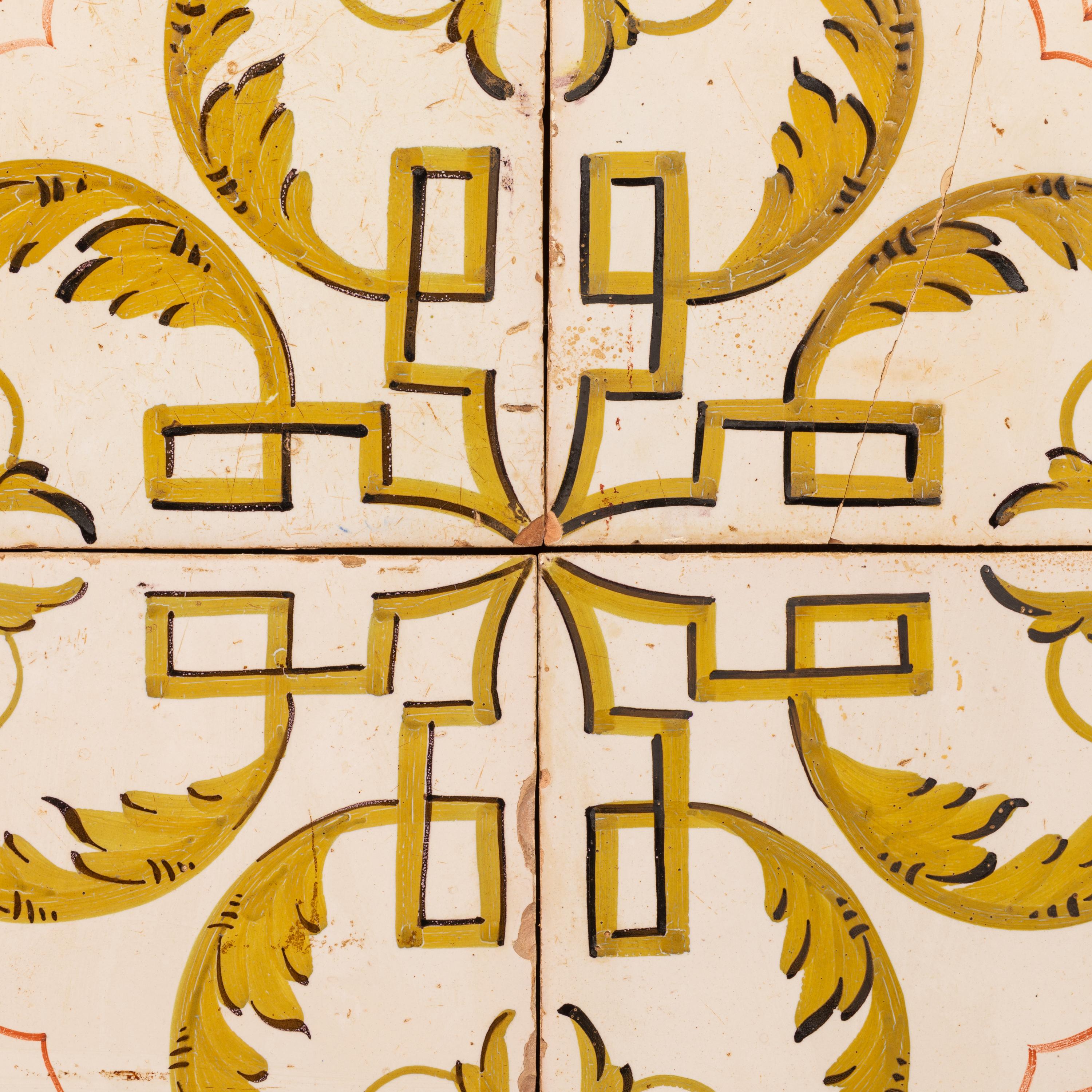 Gerahmter Satz von vier handbemalten katalanischen spanischen Keramikfliesen im Vintage-Stil, Gold, Weiß (Spanisch) im Angebot