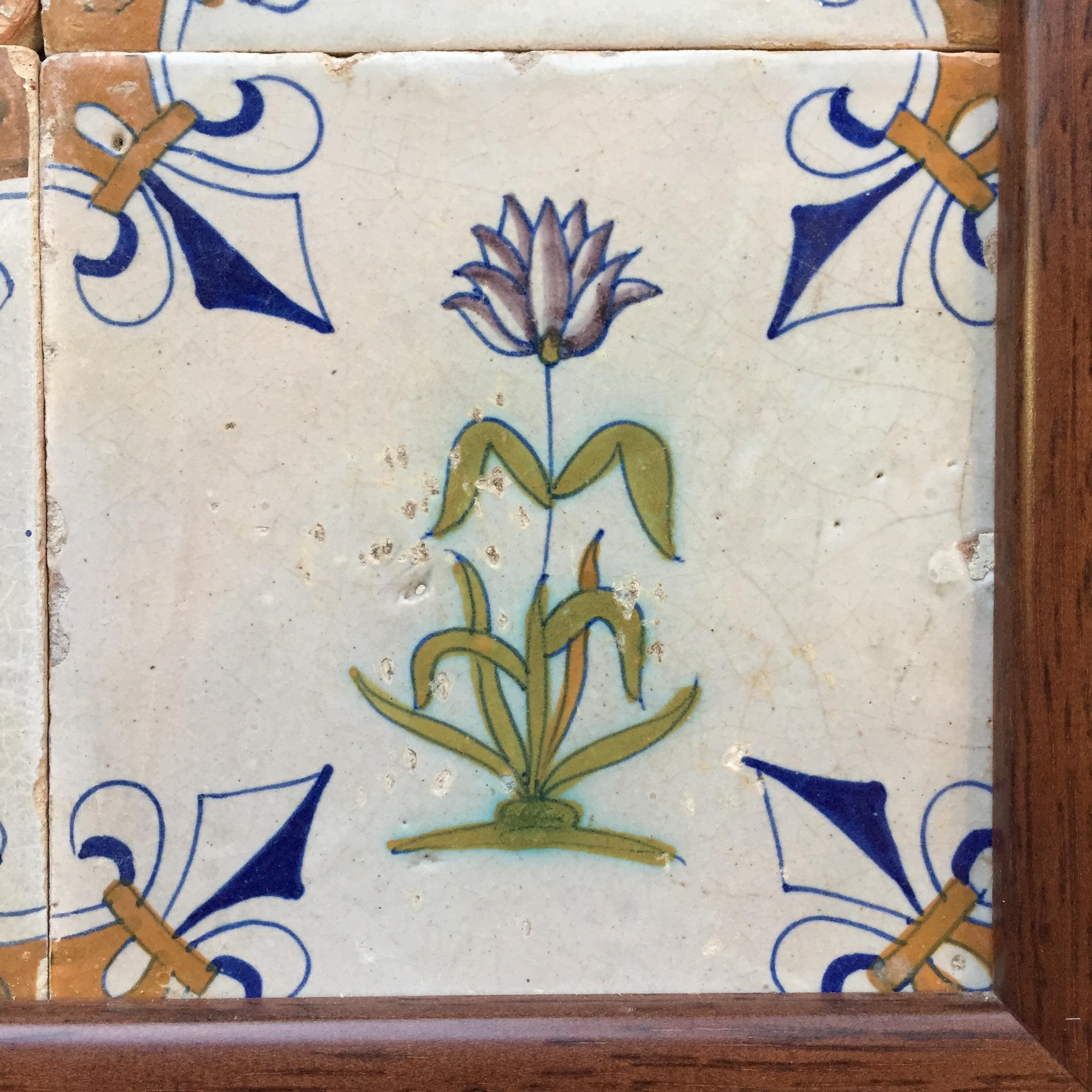 17ème siècle Ensemble encadré de 4 carreaux de Delft néerlandais polychromes avec fleurs