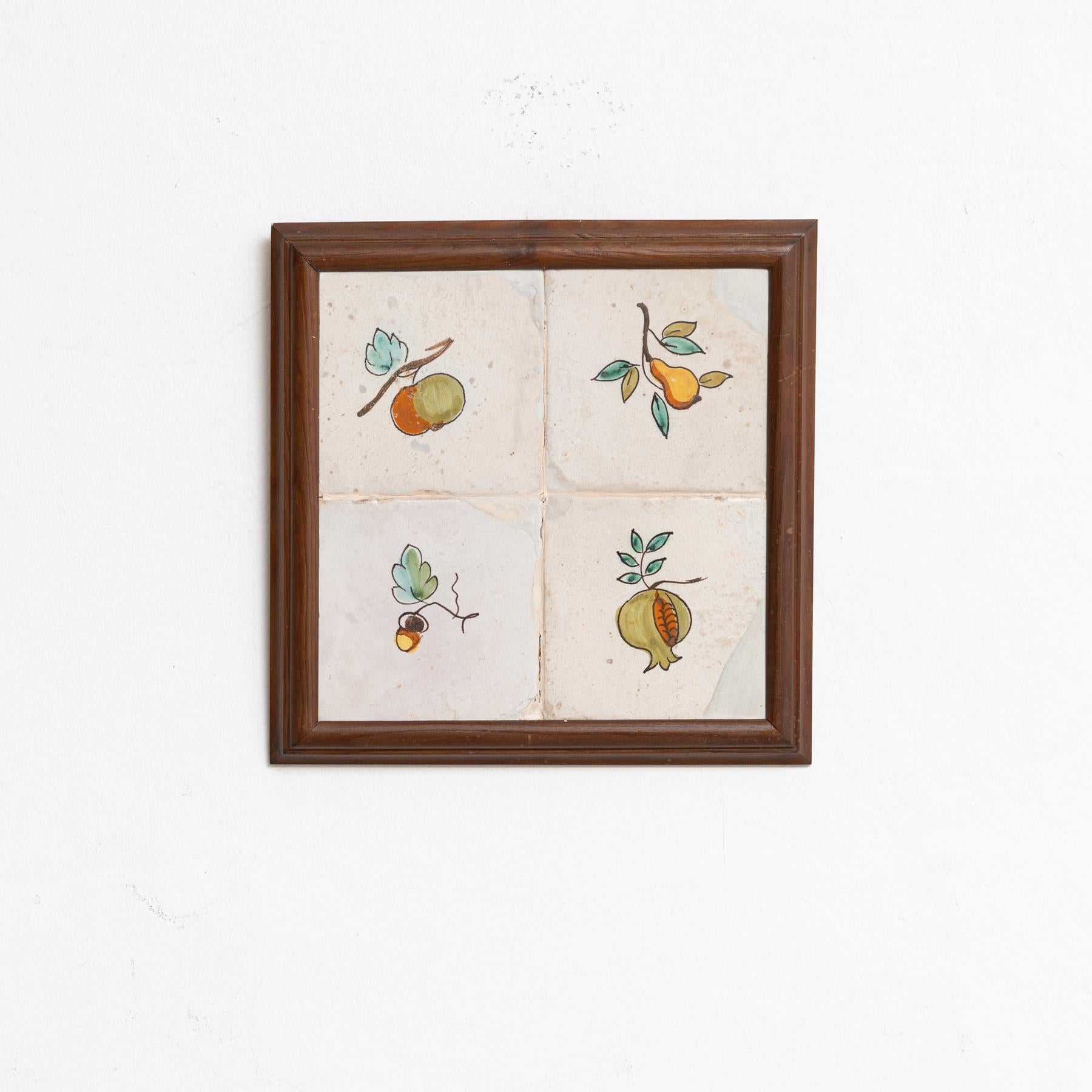Cet ensemble magnifiquement encadré de carreaux catalans du début du XXe siècle témoigne de l'artisanat exquis et de l'art vibrant de l'époque. Créés par un artiste et un fabricant inconnus, ces carreaux peints à la main présentent une riche palette