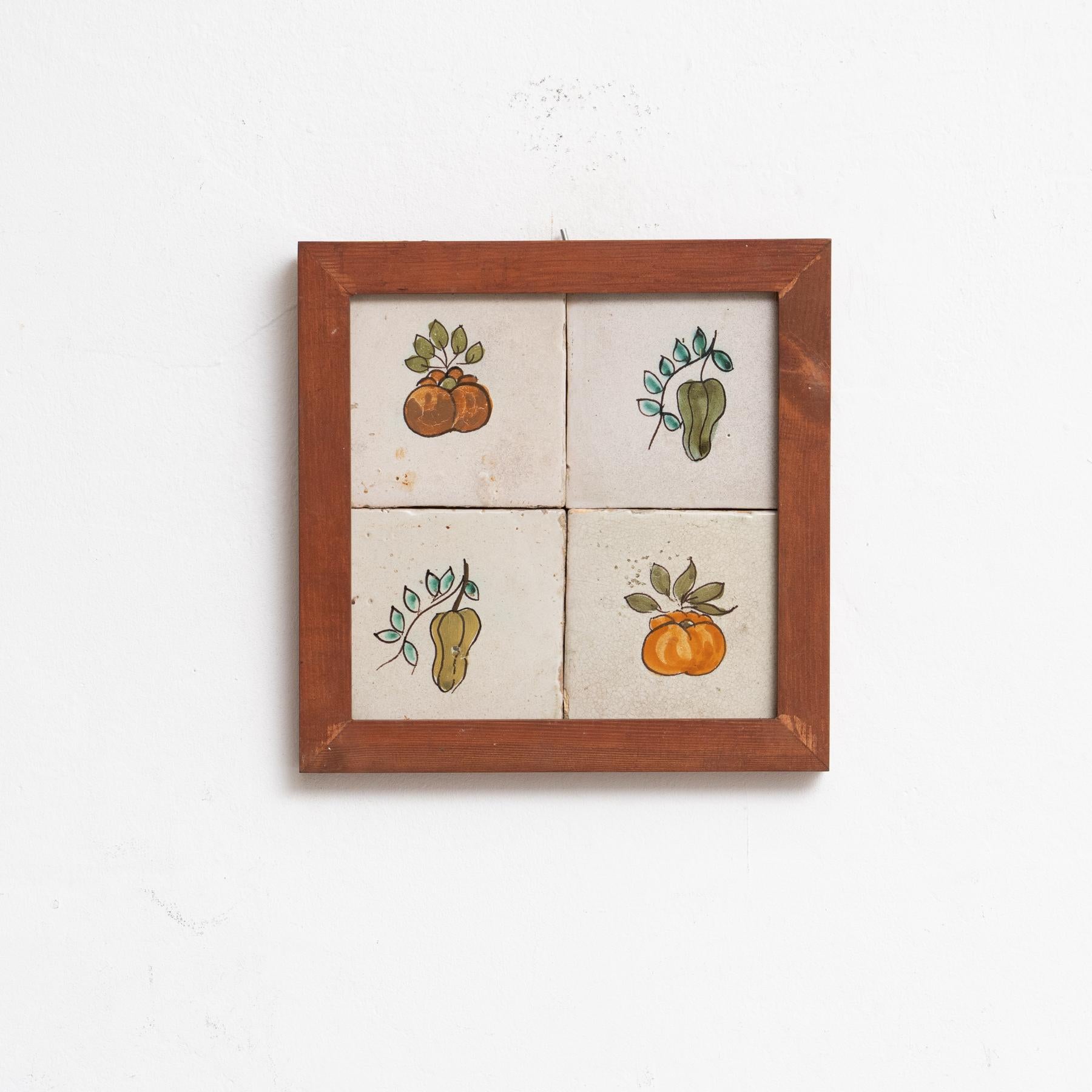 Cet ensemble magnifiquement encadré de carreaux catalans du début du XXe siècle témoigne de l'artisanat exquis et de l'art vibrant de l'époque. Créés par un artiste et un fabricant inconnus, ces carreaux peints à la main présentent une riche palette