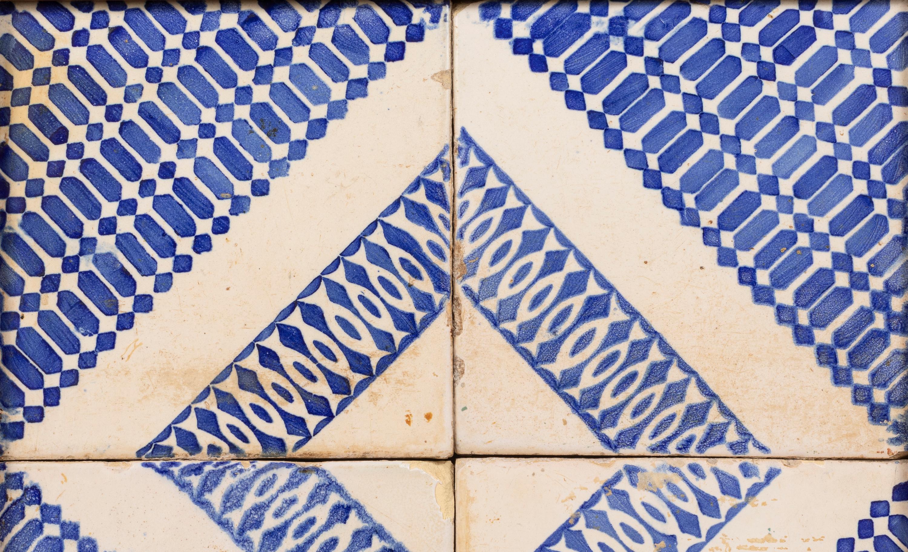 Dieses professionell gerahmte Set von vier spanischen Fliesen (azulejos
