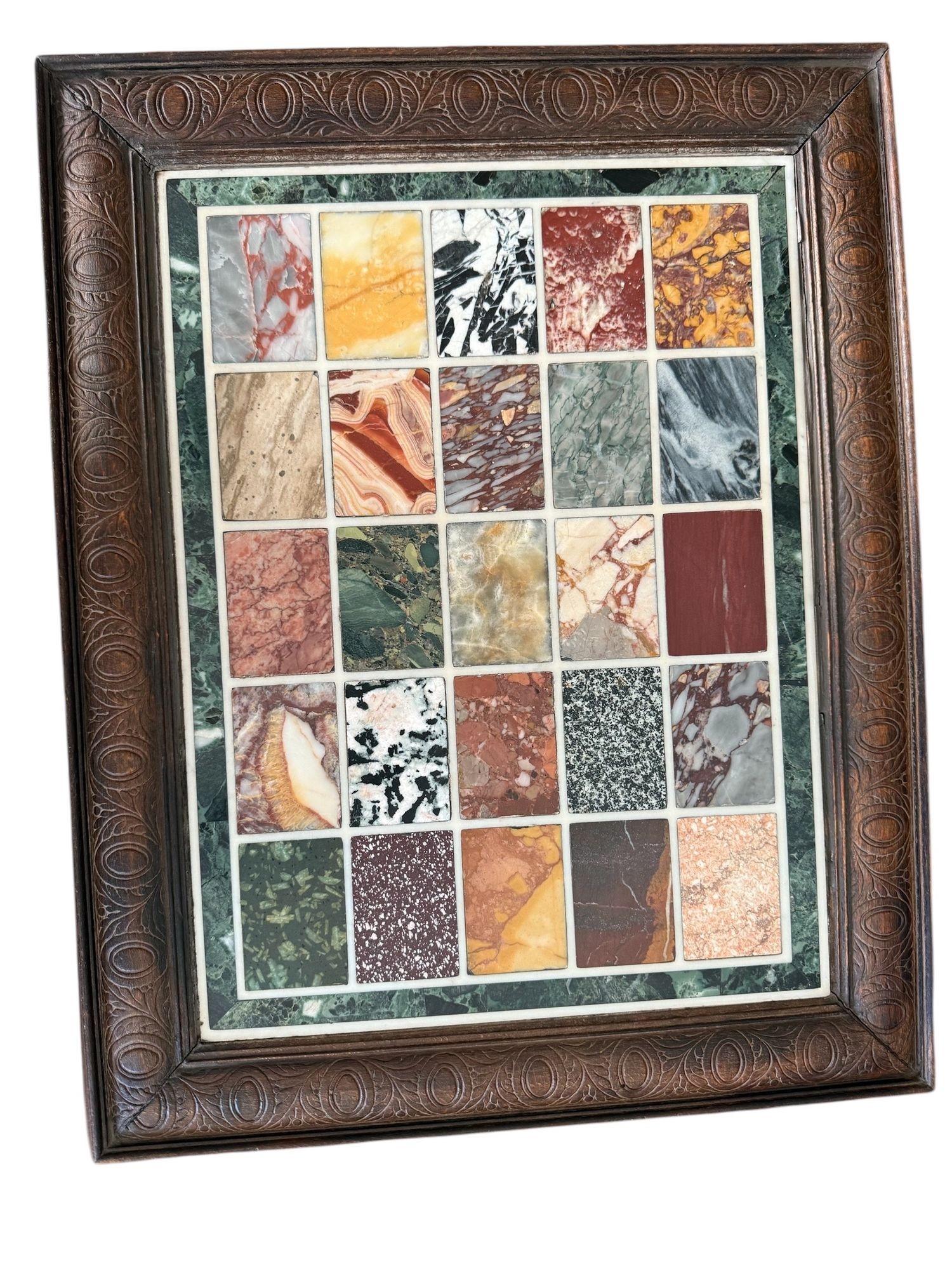 Collectional de 25 Samples dans une bordure Verde Antico, avec cadre en bois, italien, fin du XIXe siècle. Chaque spécimen 2 1/2