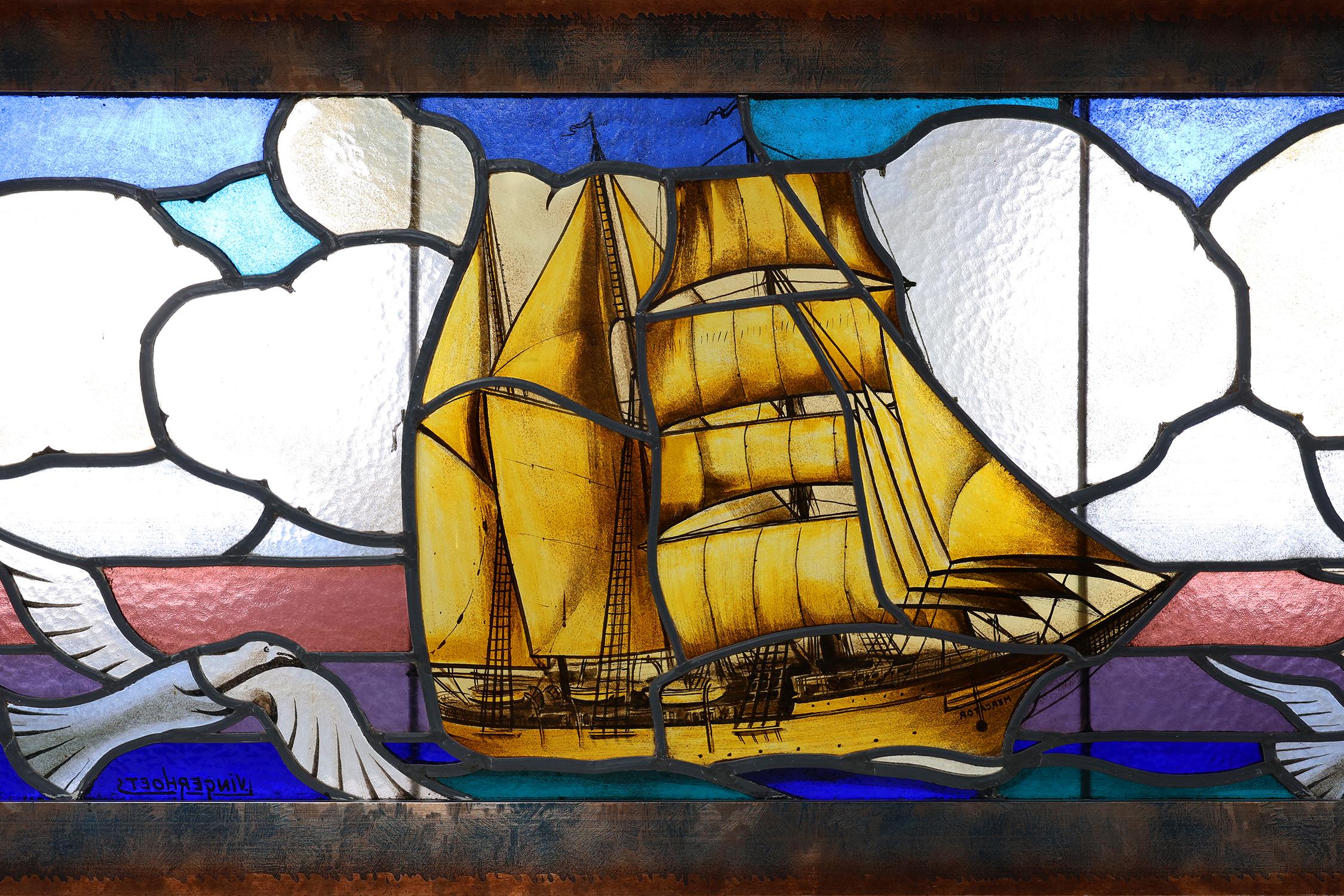 Belgien / 1950 / Glasmalerei / Leo Vingerhoets / Glasmalerei, Holz / Mitte des Jahrhunderts / Vintage

Ein großes gerahmtes Buntglasfenster mit einem Segelschiff auf dem Meer mit Wolken und Vögeln. Handgemalt von Leo Vingerhoets in den 1950er
