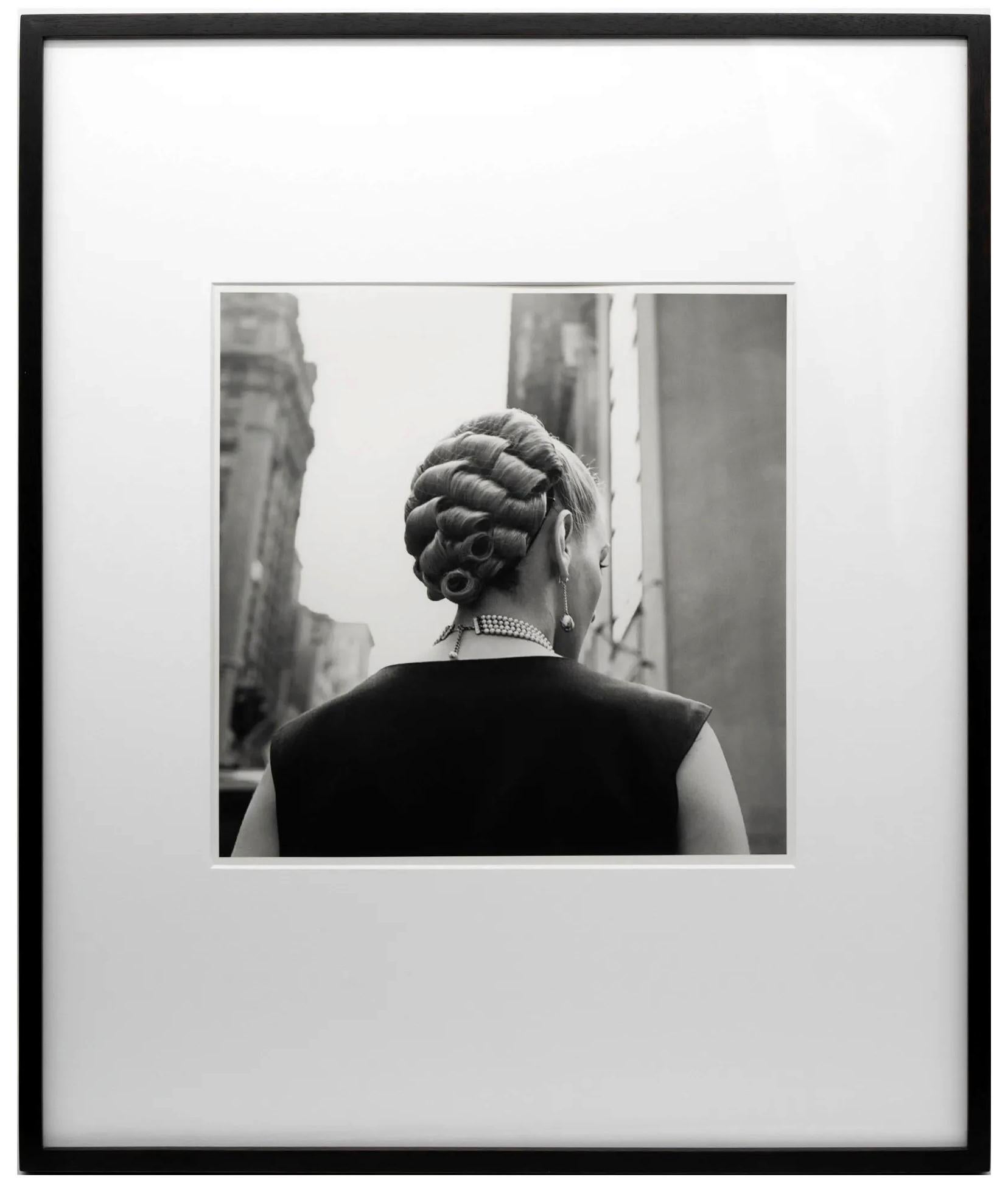 Une photographie de rue en noir et blanc encadrée de Vivian Maier (américaine, 1926-2009), intitulée 