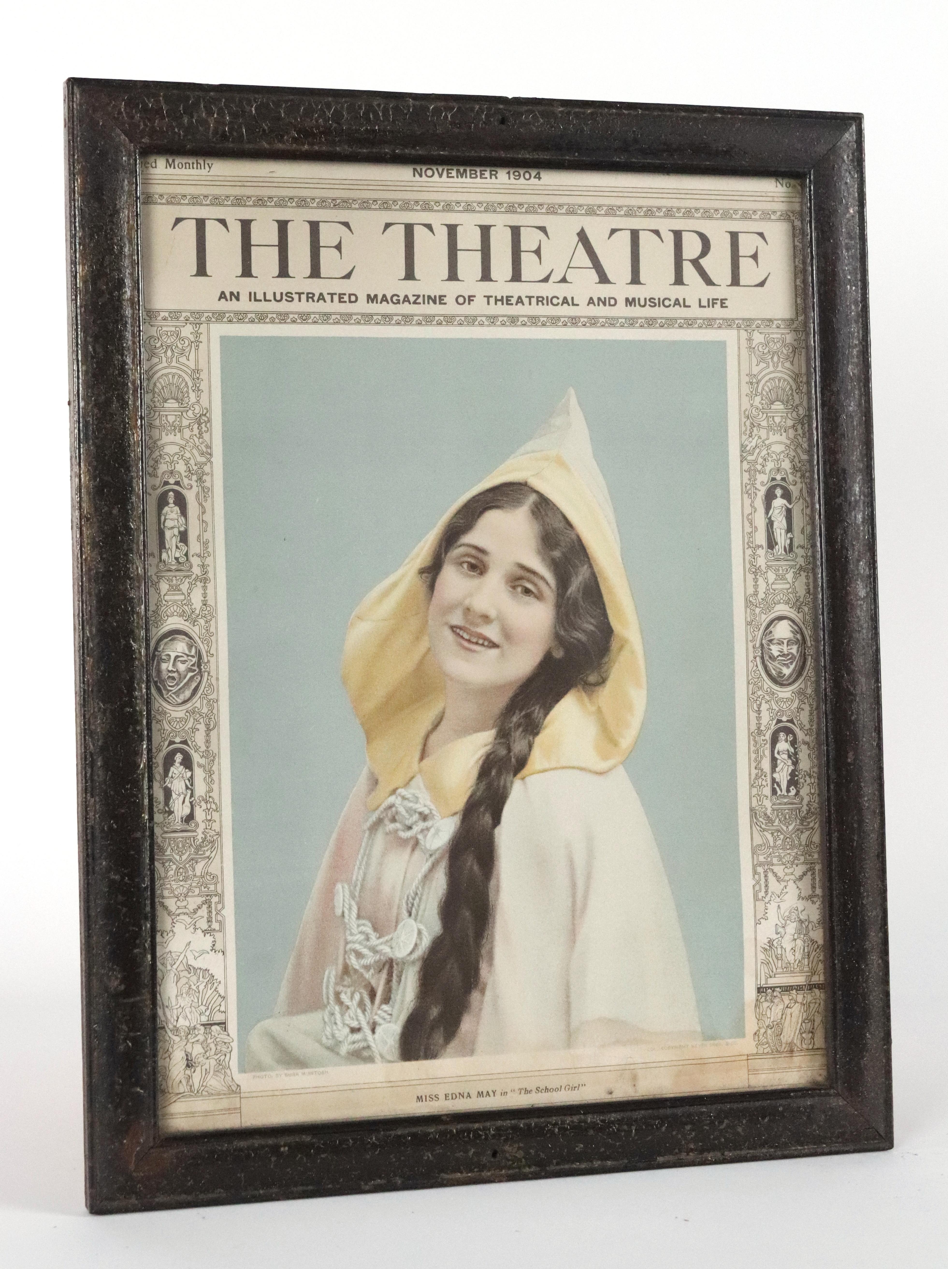November 1904, Titelseite des The Theatre Magazine mit Miss Edna May. Nummer 45. Erworben von Gallagher's Steakhouse Restaurant in New York City. Der Rahmen ist aus dunkel getöntem Holz mit Glas gefertigt. Guter Zustand mit Oberflächenabnutzung und