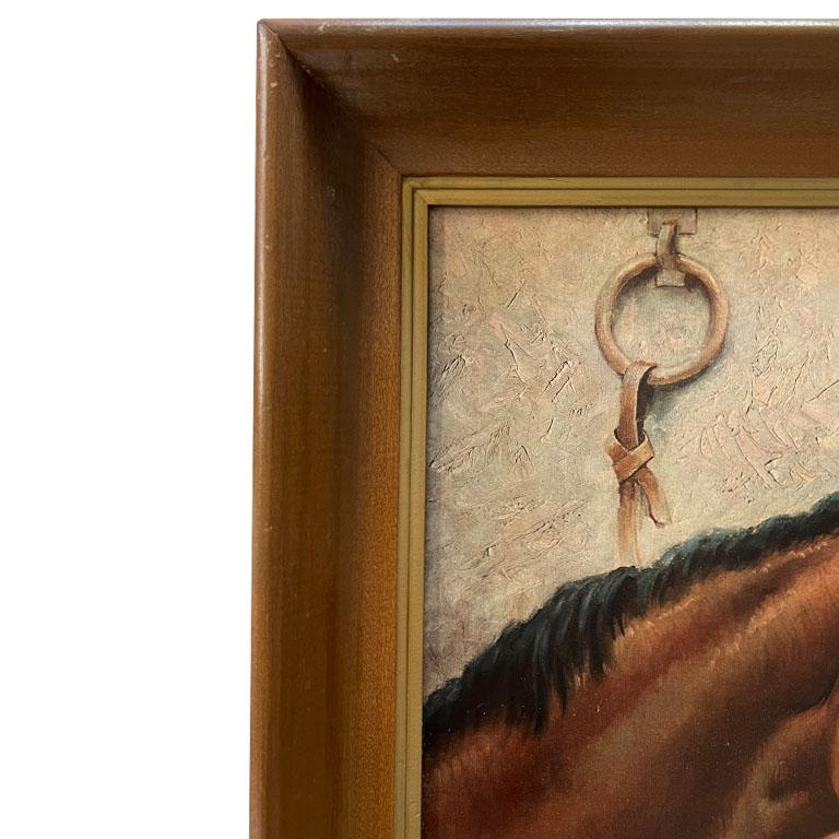 Una litografia incorniciata di un cavallo purosangue di Richard Newton Jr. Questo pezzo è racchiuso in una cornice di legno e raffigura un cavallo purosangue con un manto marrone scuro e una macchia bianca lungo il naso. Il cavallo guarda in avanti