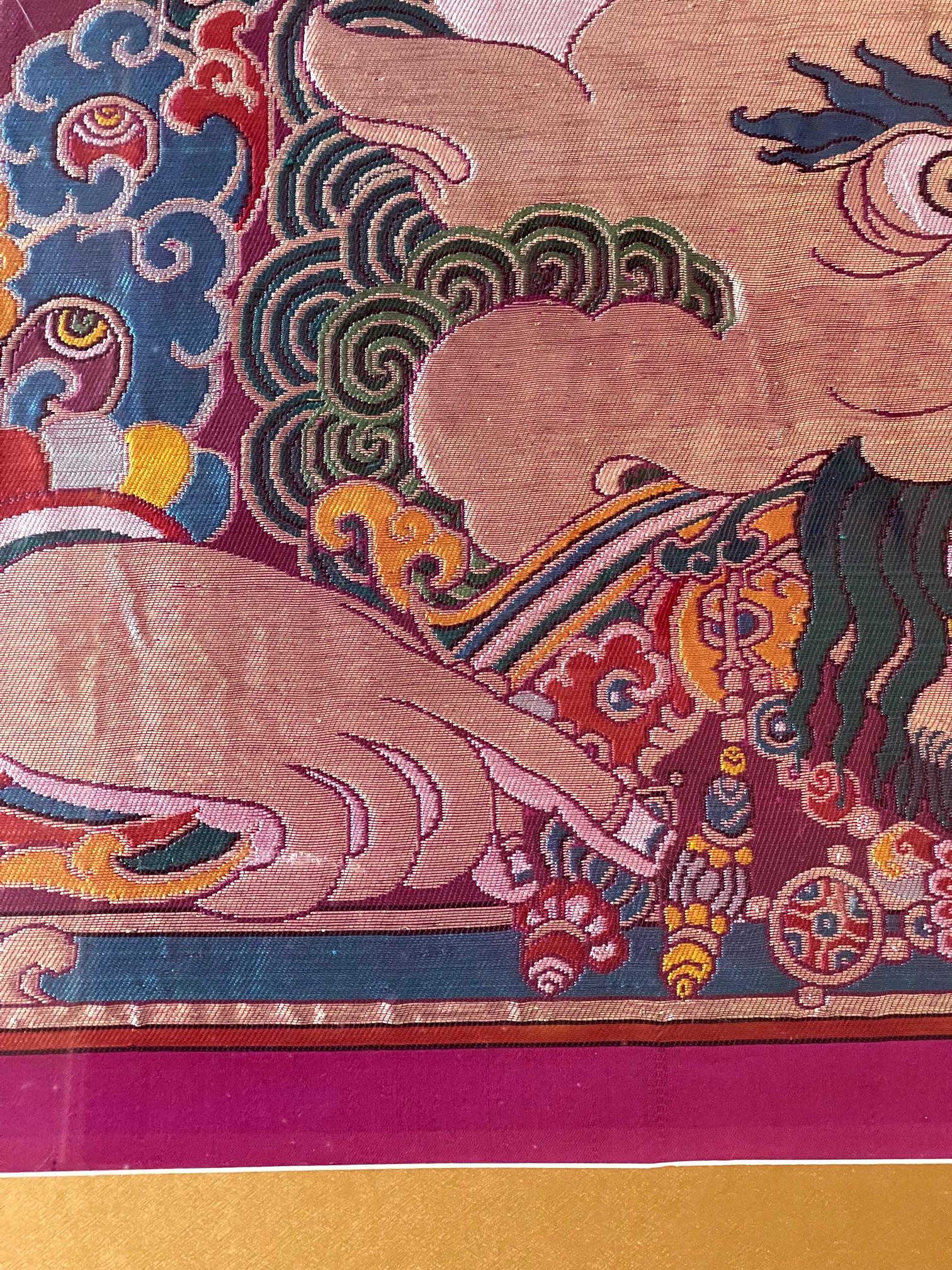 Tissage Panneau Kesi tibétain encadré en soie tissée encadré de Kirtimukha en vente