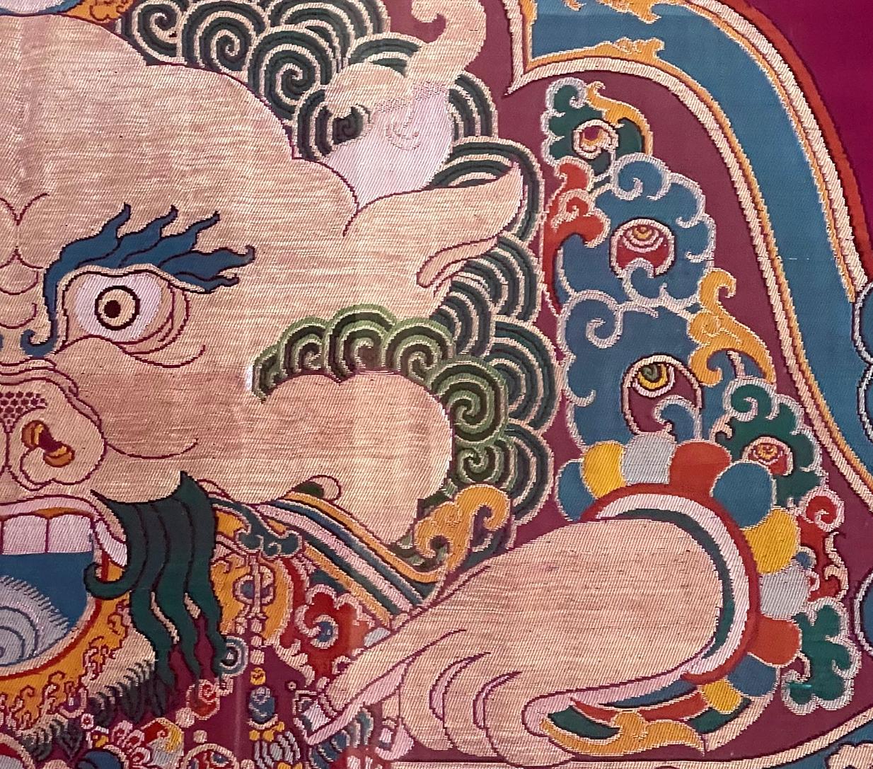 20ième siècle Panneau Kesi tibétain encadré en soie tissée encadré de Kirtimukha en vente