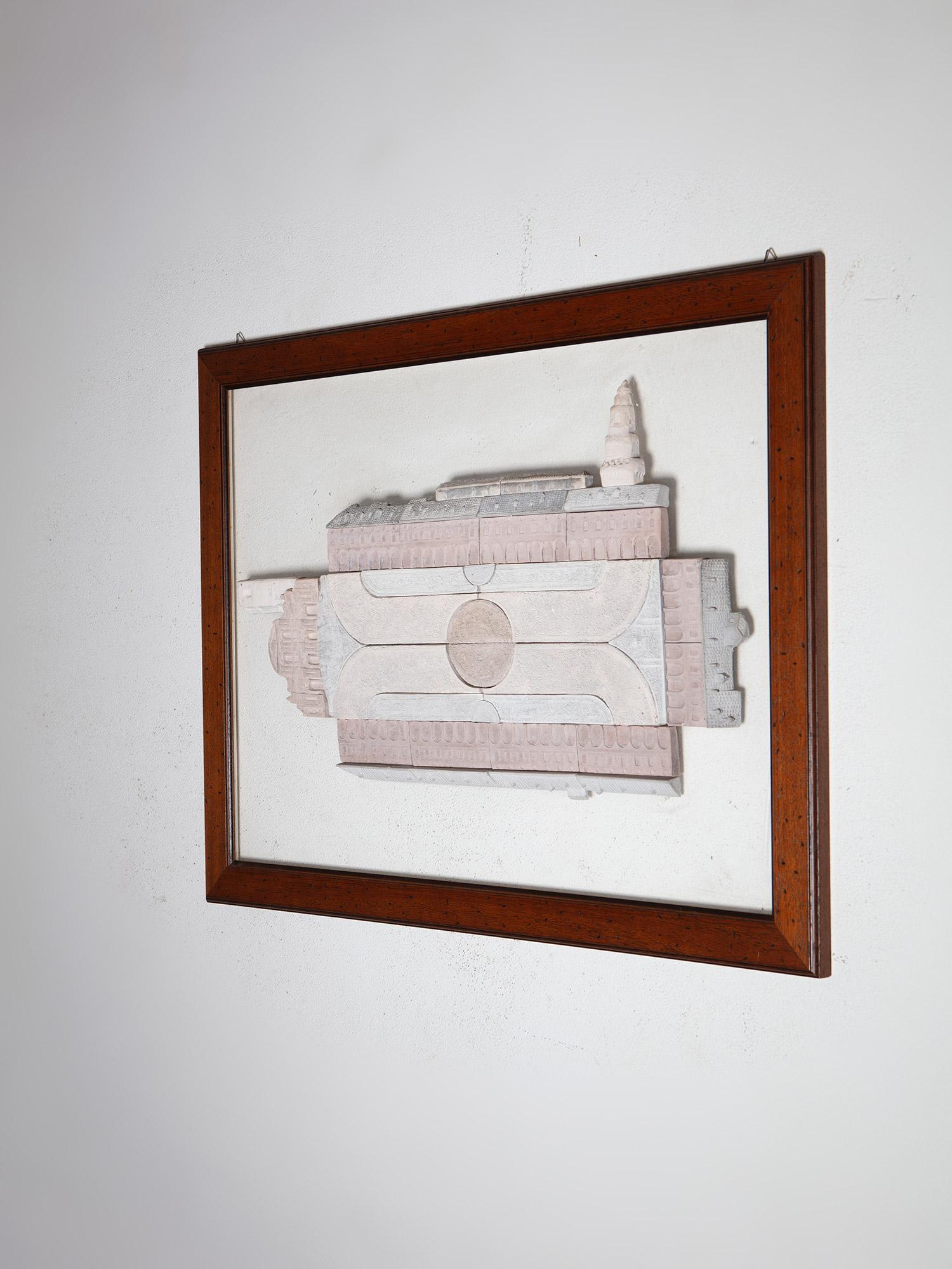 Keramische Nachbildung des Renaissance-Platzes von Vigevano.
Die Piazza Ducale in Vigevano ist ein großer Platz im Renaissance-Stil, der 1492 von Lodovico Il Moro erbaut wurde.
Die dem Platz zugewandten Gebäude bestehen aus Keramik auf holzgerahmtem