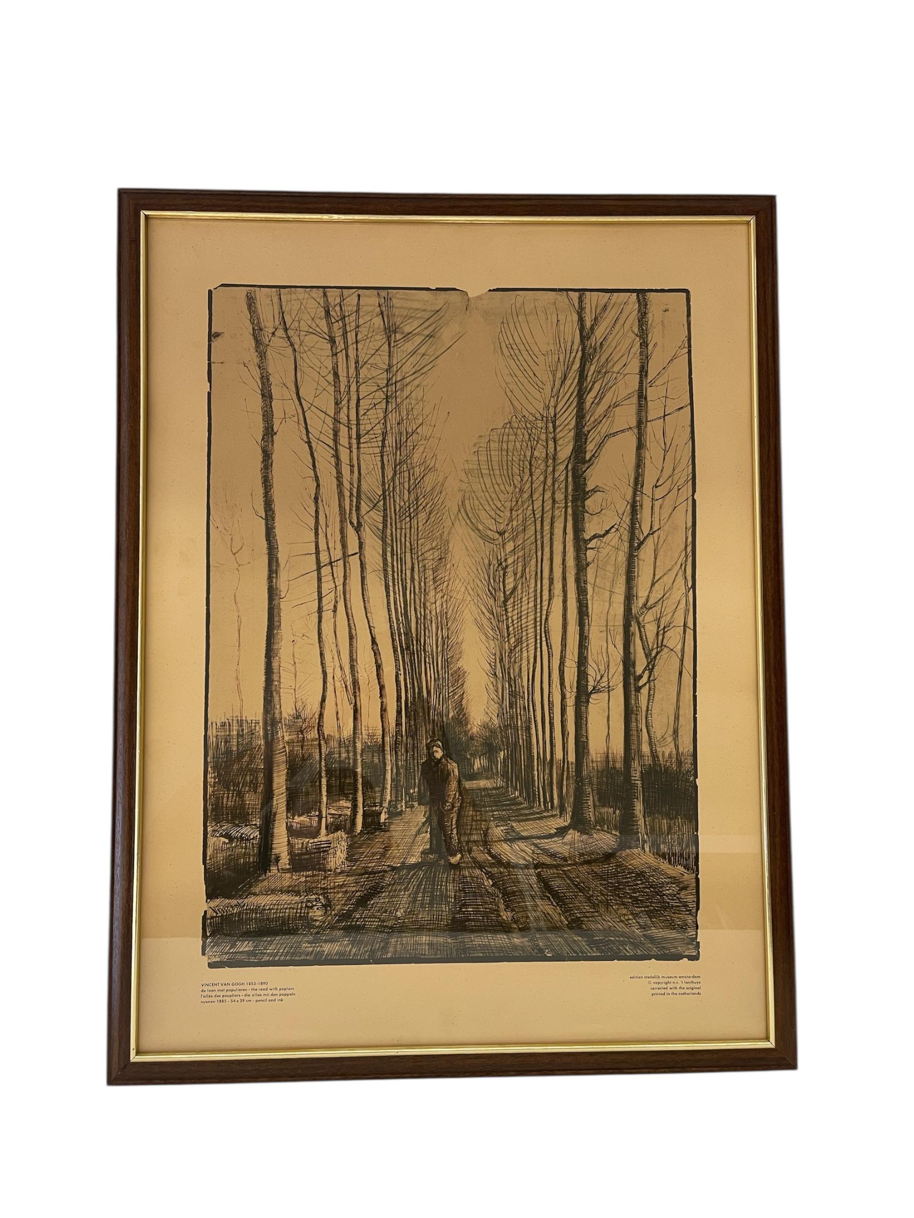 Dieser gerahmte Druck zeigt Vincent van Goghs Die Straße mit den Pappeln (De Laan met Populieren), das ursprünglich 1885 in Nuenen mit Bleistift und Tinte auf Papier (54 x 39 cm) entstand. Die Komposition zeigt eine einsame Figur, die einen von