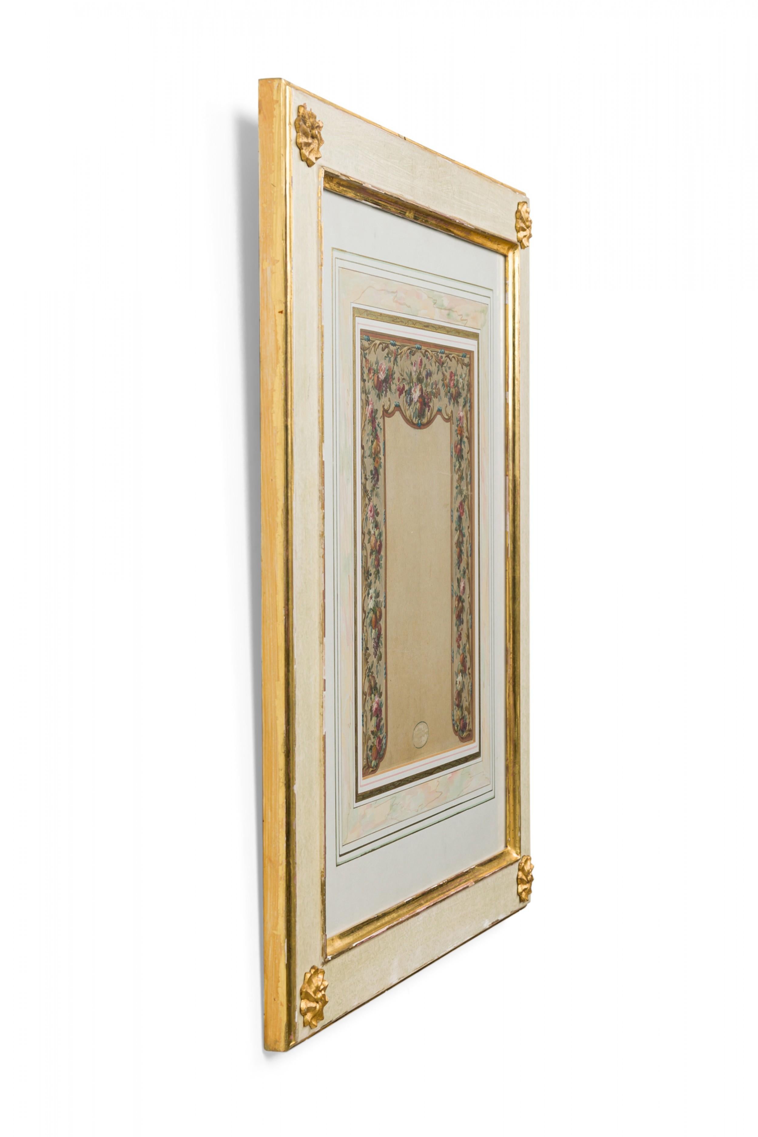 Impresión inglesa vintage de una acuarela sobre papel que representa unas cortinas con motivos frutales y florales, con paspartú blanco en un marco de madera pintado en dorado y con medallones florales aplicados en las esquinas. (STEPHANIE