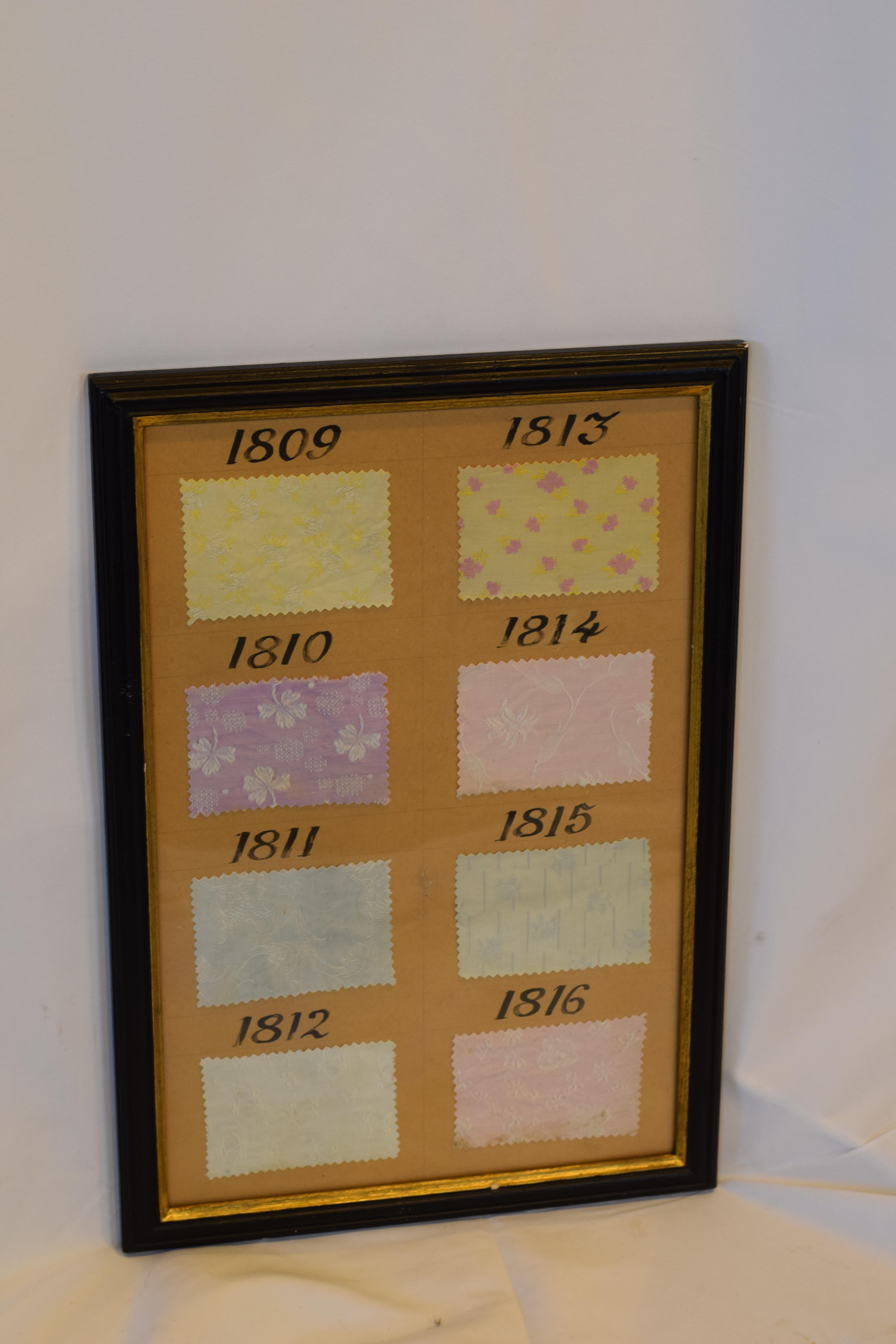 Charmante feuille d'échantillons de tissu français vintage encadrée provenant d'un livre d'échantillons de boutique, numérotée avec une belle écriture calligraphique.