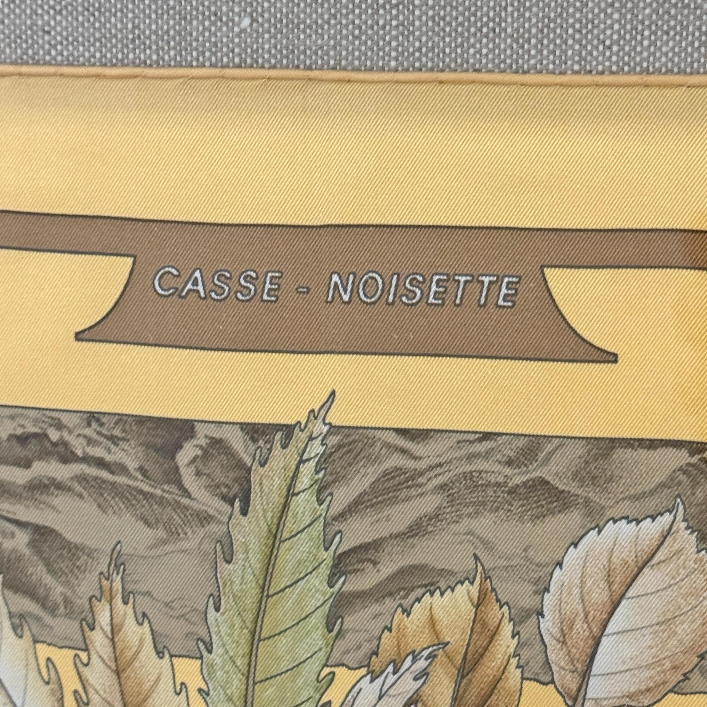 Gerahmter Vintage Hermès 'Casse Noisette' Schal im Angebot 5