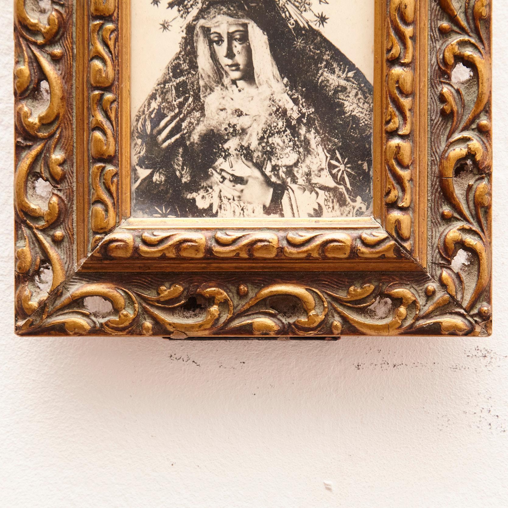 Bois  Image de la Vierge encadrée, vers 1950 en vente
