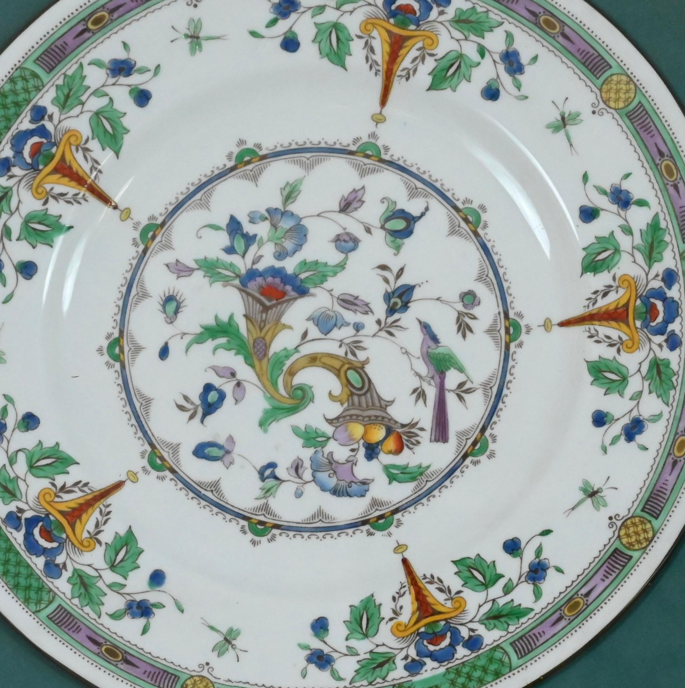 Un plat, un chargeur ou une assiette en porcelaine colorée et élégante de Wedgwood.  Les assiettes sont fabriquées et peintes à la main selon la technique de peinture originale de la Renaissance, inchangée au fil du temps, que l'on peut voir sur