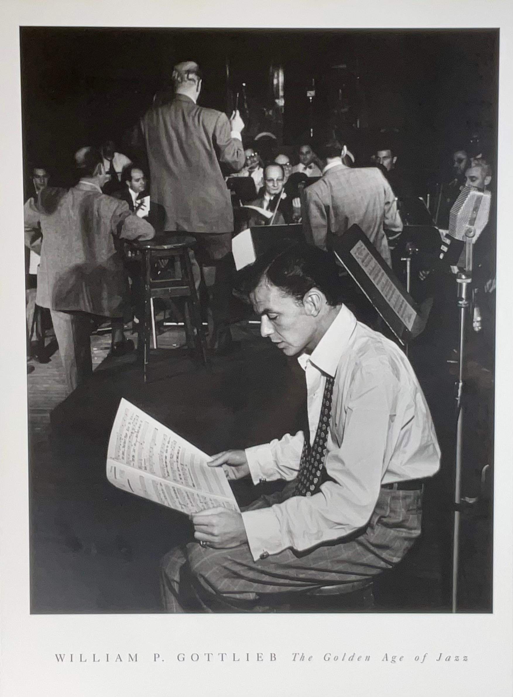 Possédez un morceau de l'histoire du jazz : Photographie encadrée de William P. Gottlieb de Frank Sinatra - 