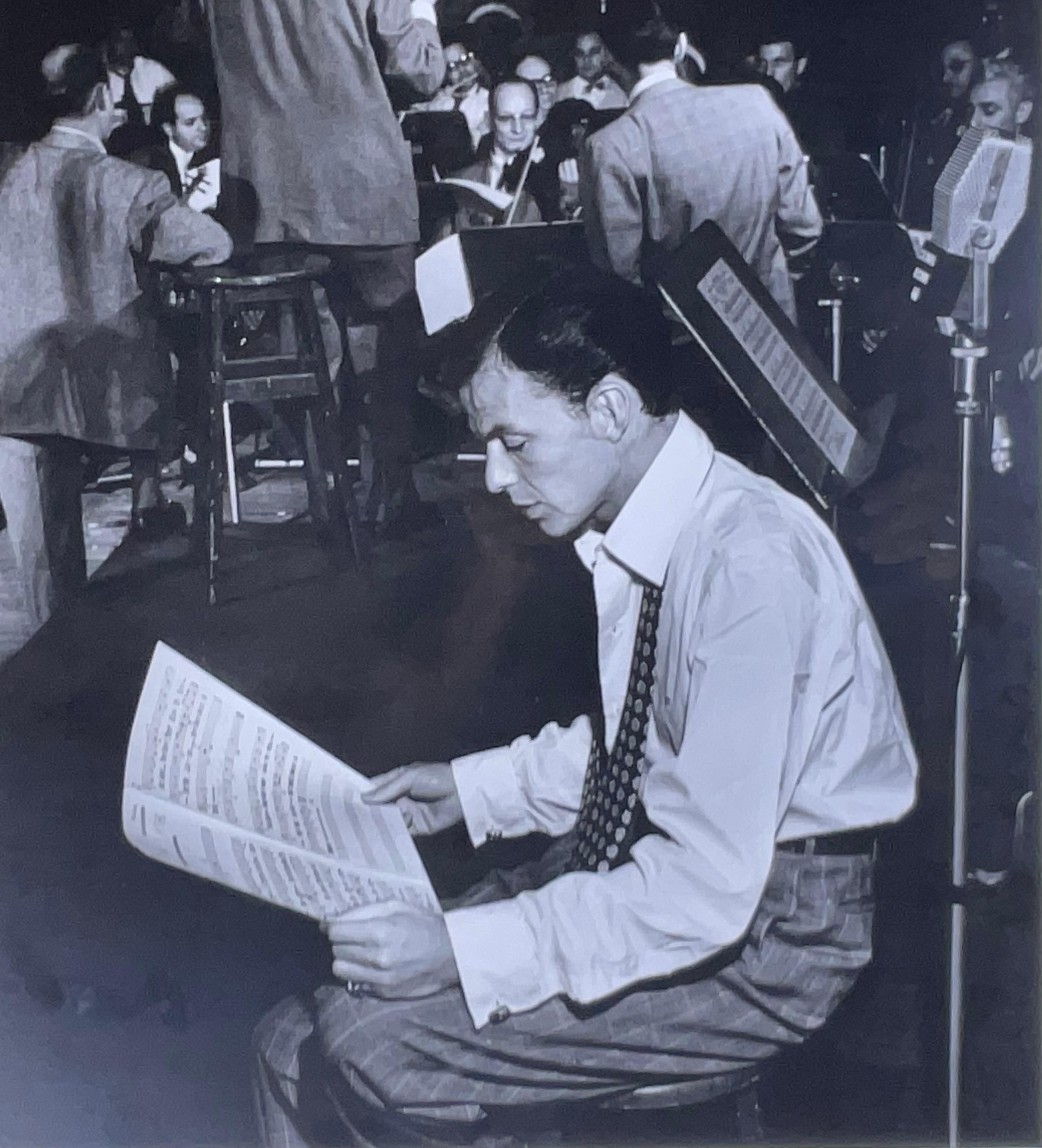Américain Photographie de Frank Sinatra encadrée de William P. Gottlieb en vente