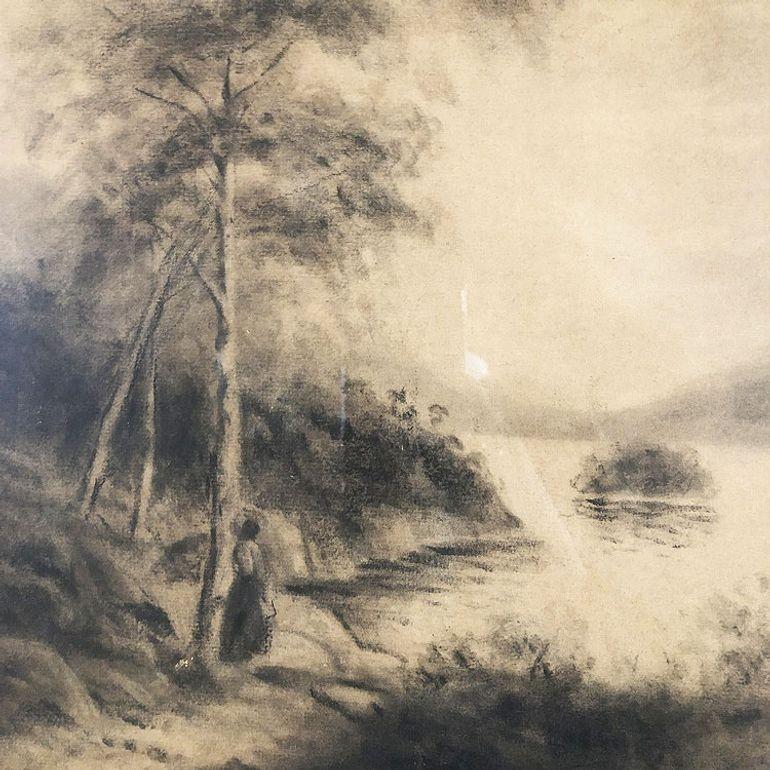 Original Kohle auf Papier Landschaft signiert und datiert von Künstler Irene Radcliffe in schwarzem Holzrahmen. Diese schöne Holzkohle-Landschaft der Künstlerin Irene Radcliffe zeigt eine friedliche Szene mit einer Frau neben einem Baum vor einem
