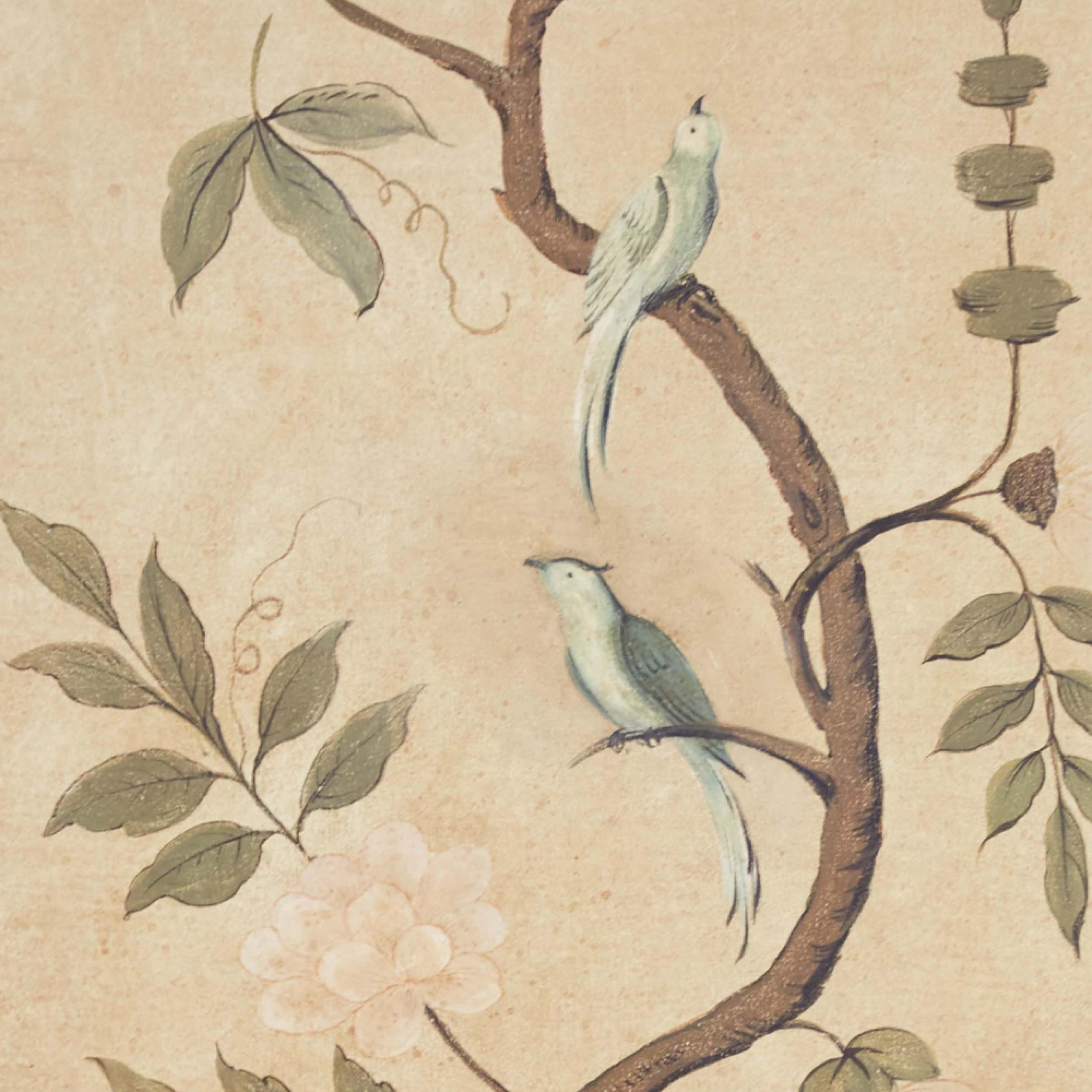 Acrylgemälde im italienischen Renaissancestil (20. Jahrhundert) mit zwei Vögeln auf einem blühenden Baum vor beigefarbenem Hintergrund, gemalt auf Holz in einem rechteckigen, schwarzen Holzrahmen.