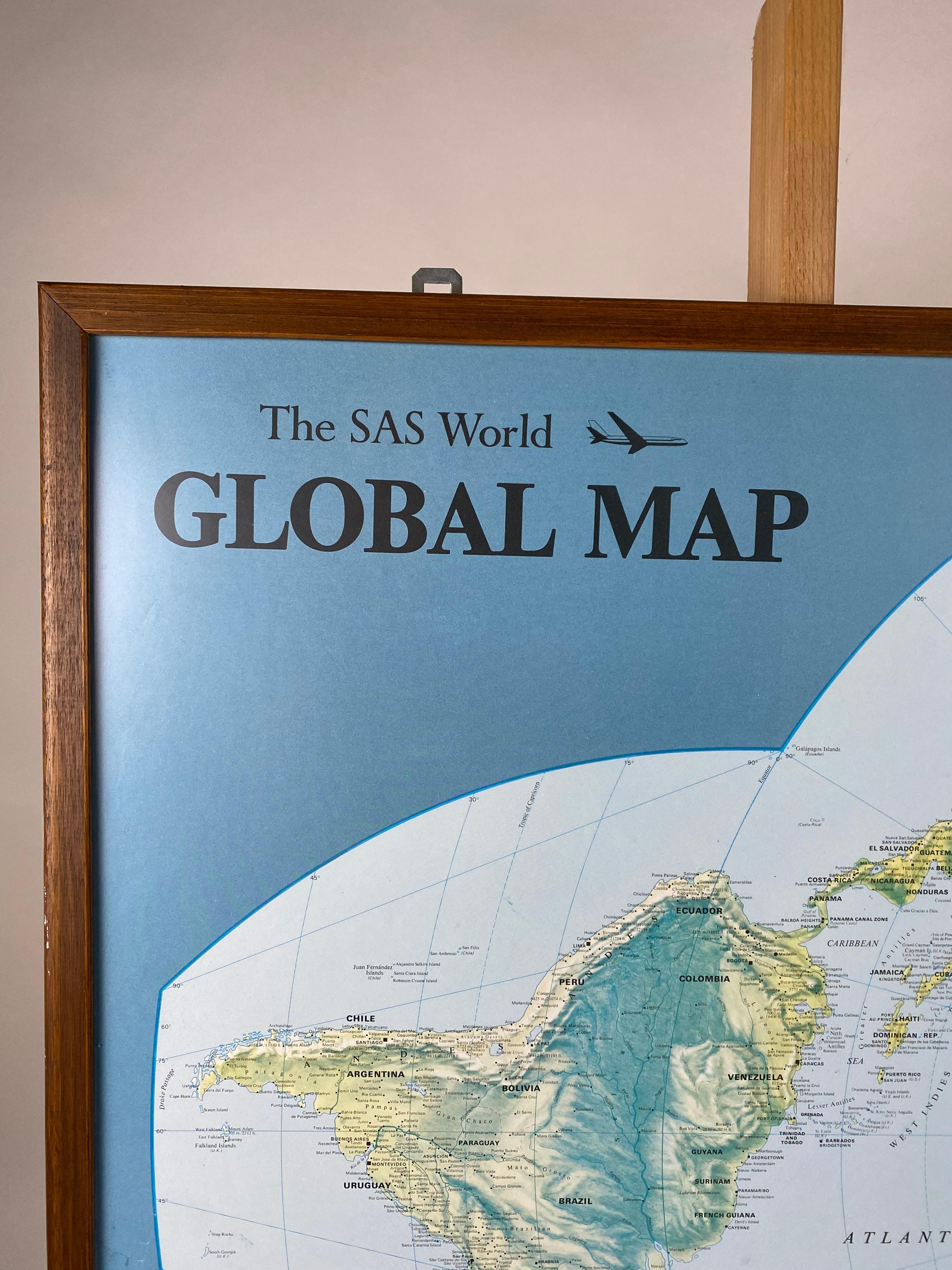 Seltene massive Weltkarte, herausgegeben von Scandinavian Airlines und gedruckt vom Esselte Map Service. Die Karte wurde 1979 in Stockholm erstellt. Originaler, maßgefertigter Rahmen aus Massivholz und Acryl.
Abmessungen: 116 x 87,5 x 1,5 cm
Da