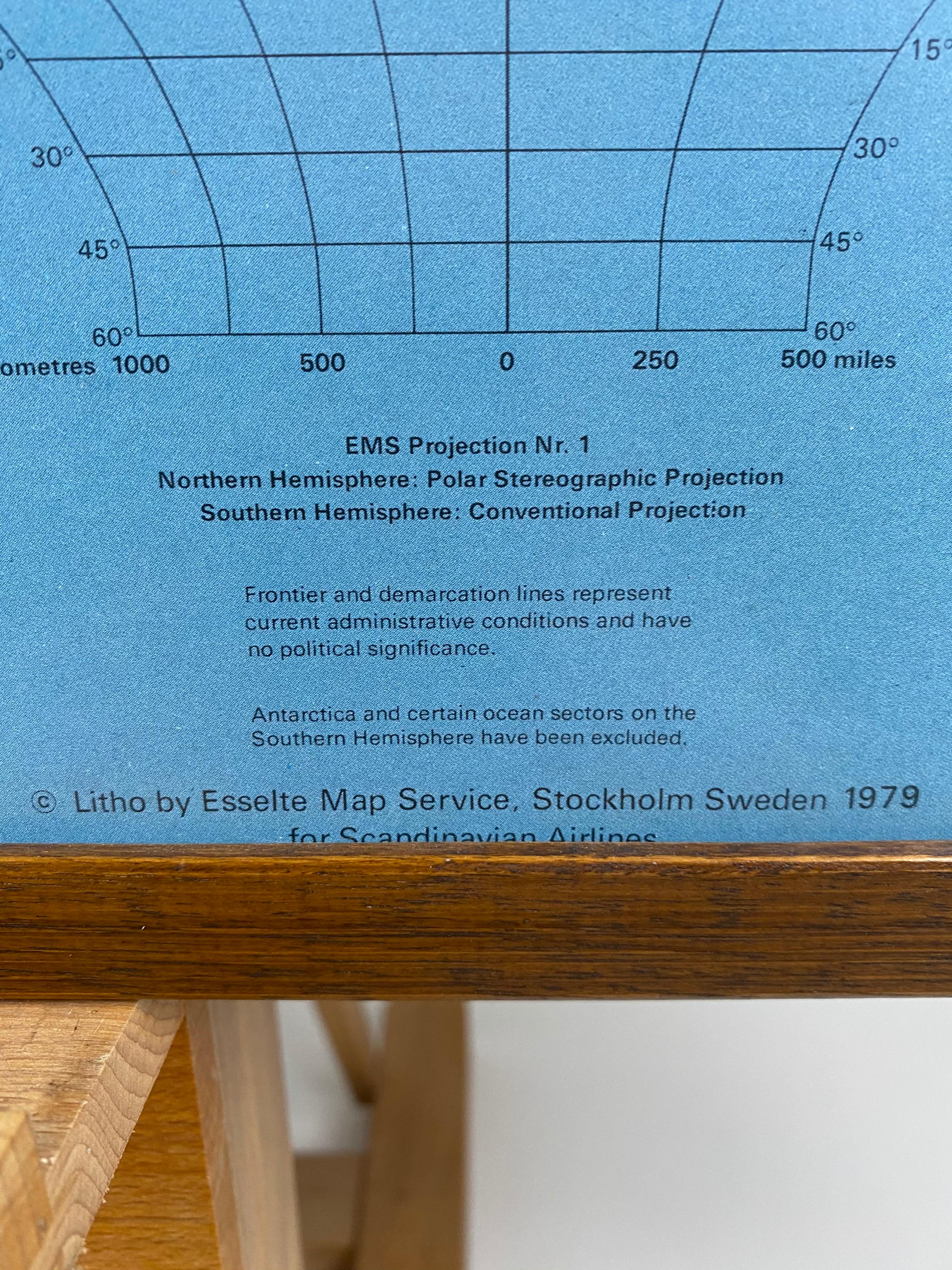 Gerahmte Weltkarte von Skandinavian Airlines, Esselte Map Service 1979 (Holz) im Angebot