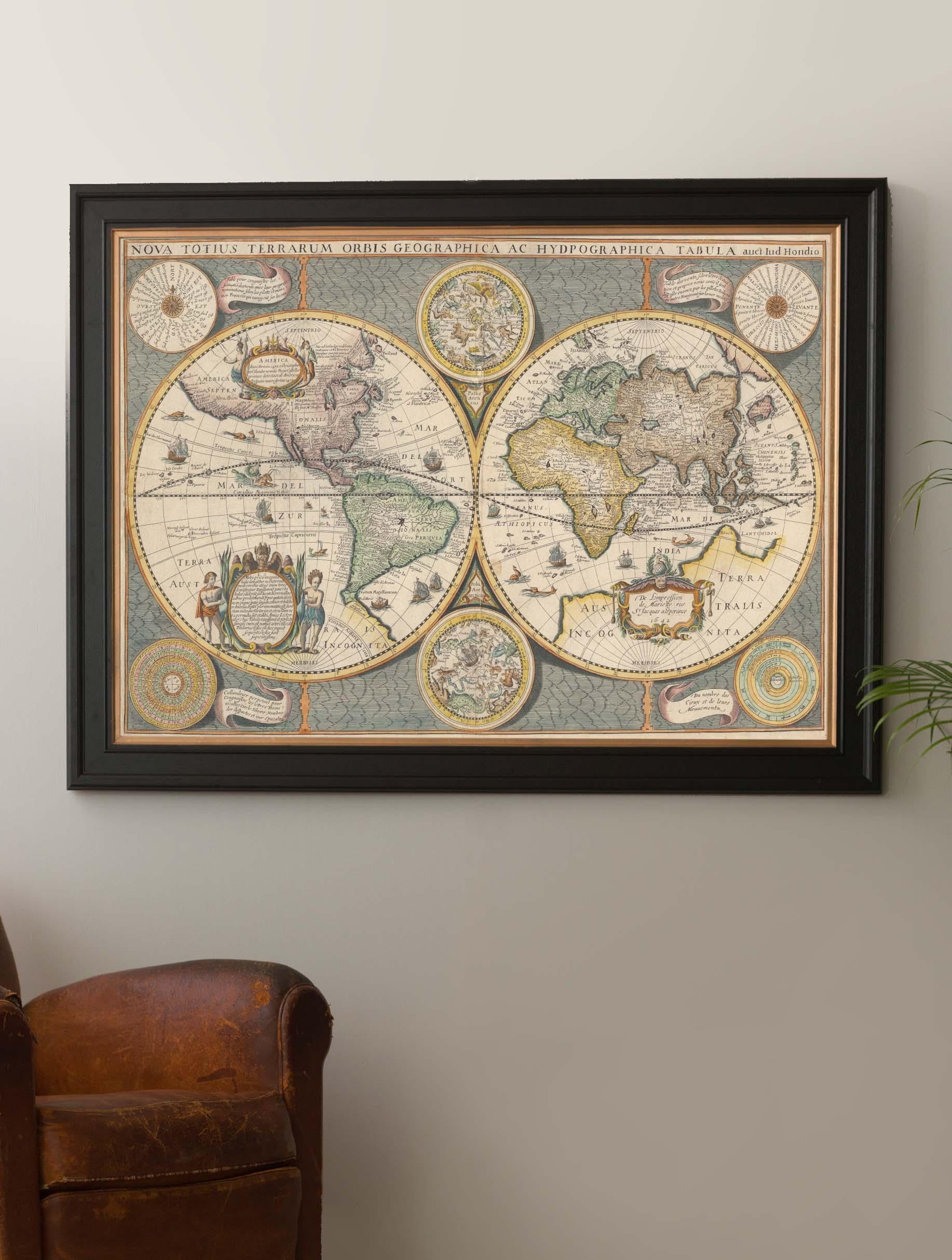 Britannique Impression d'une carte du monde encadrée montrant une double hémisphère datant de 1642, neuve en vente