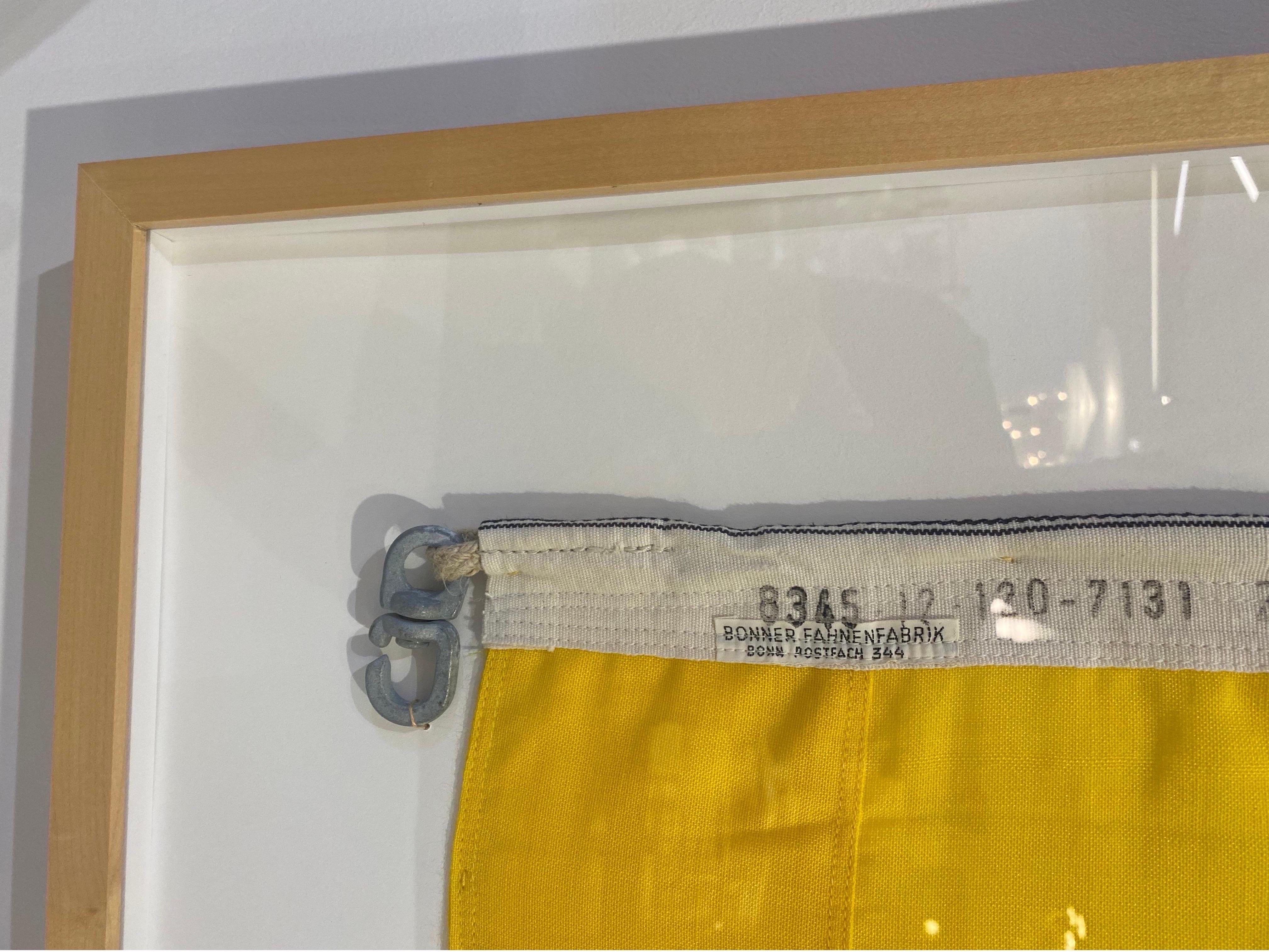 Bandera de Señales Náuticas 'Amarilla y Azul' Enmarcada Ww ii Moderno de mediados de siglo en venta