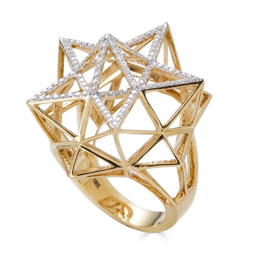 Dieser Sternring ist von der heiligen Geometrie inspiriert, nämlich dem Tetraeder. Der Sterntetraeder ist die Schnittmenge zweier perfekter Pyramiden, die einen dreidimensionalen Hexagramm-Stern (sechsseitig) bilden. Diese Form steht für die