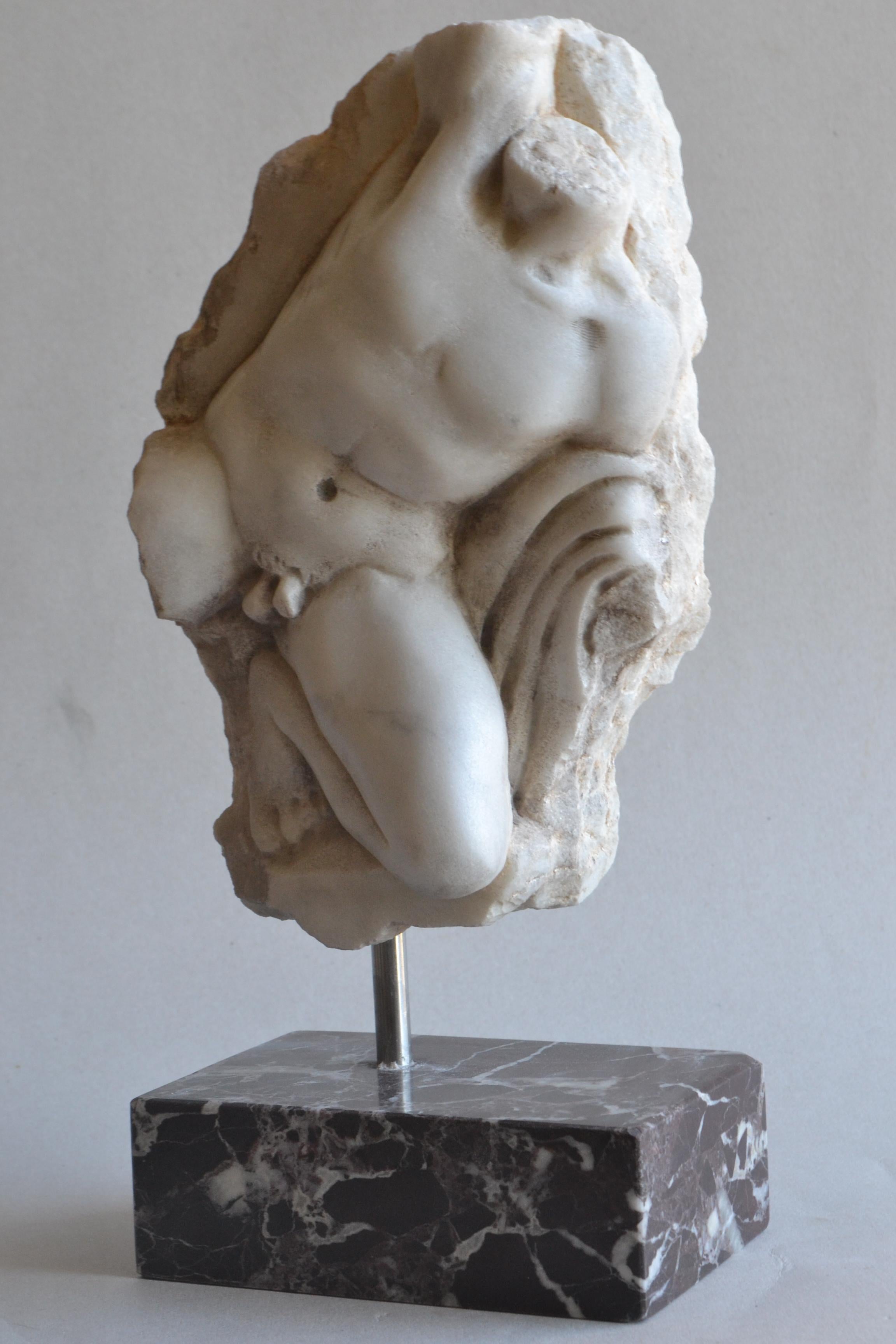 Greco Roman Frammento altorilievo scolpito su marmo di Carrara For Sale