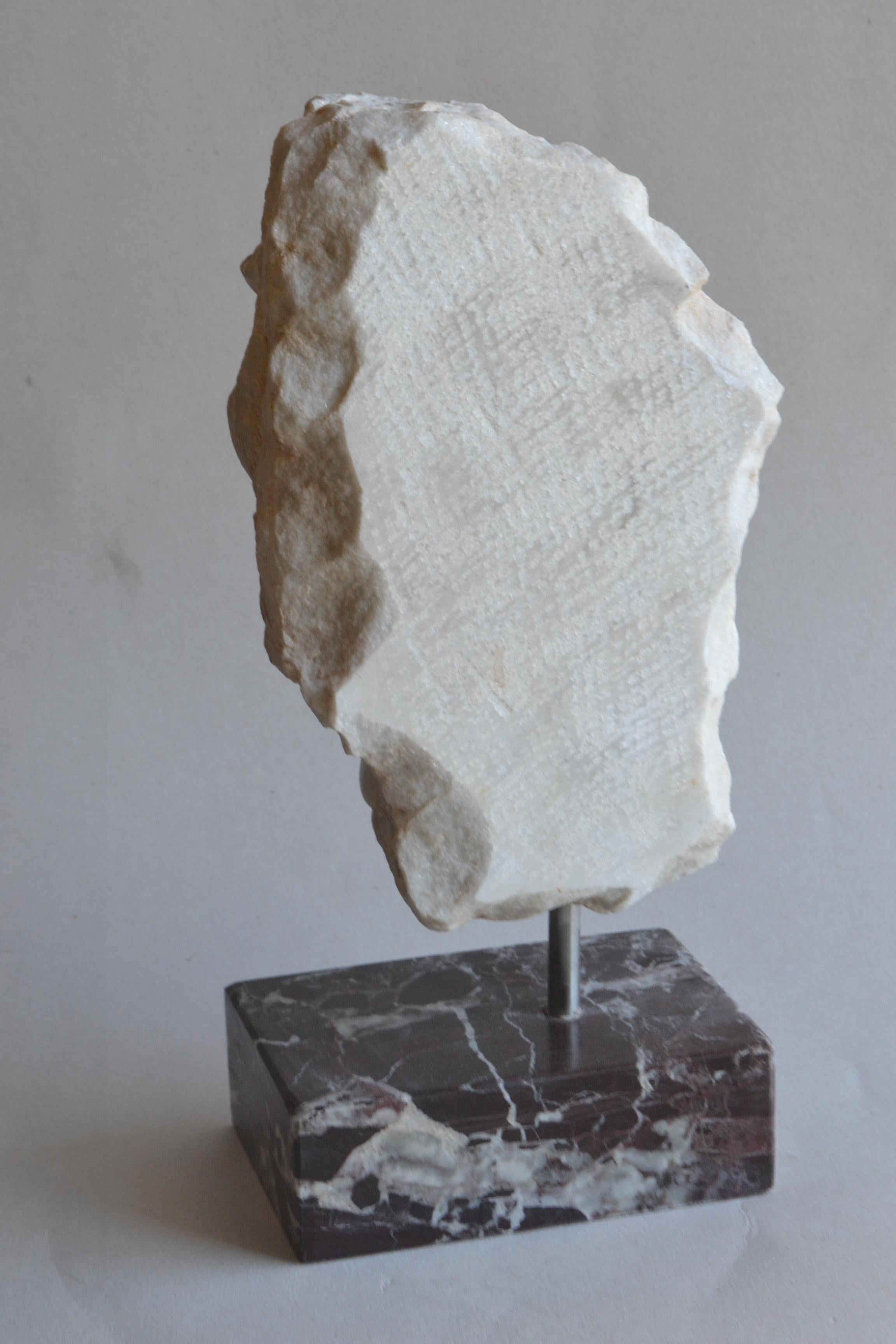 Hand-Crafted Frammento altorilievo scolpito su marmo di Carrara For Sale