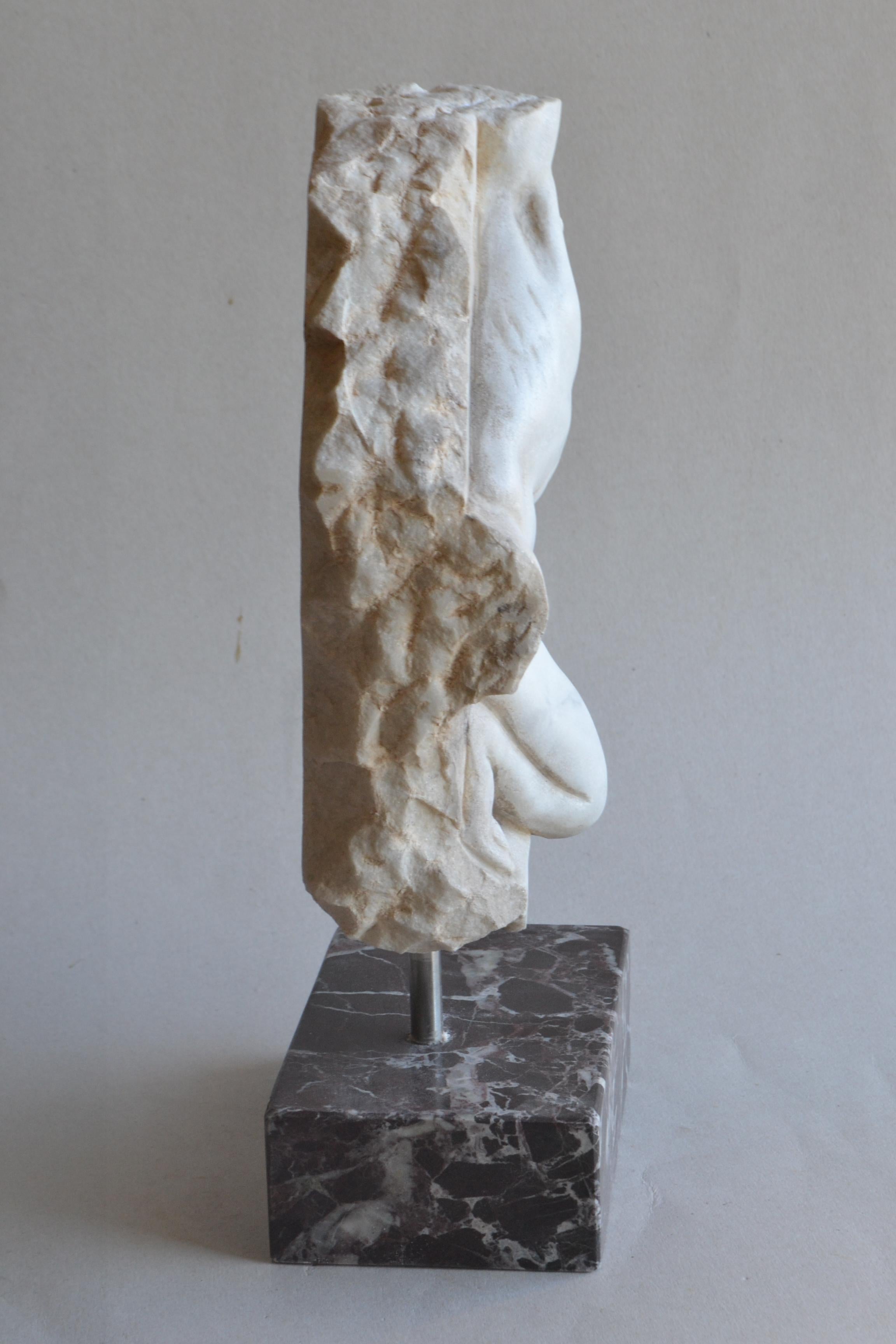 Frammento altorilievo scolpito su marmo di Carrara In Good Condition For Sale In Tarquinia, IT