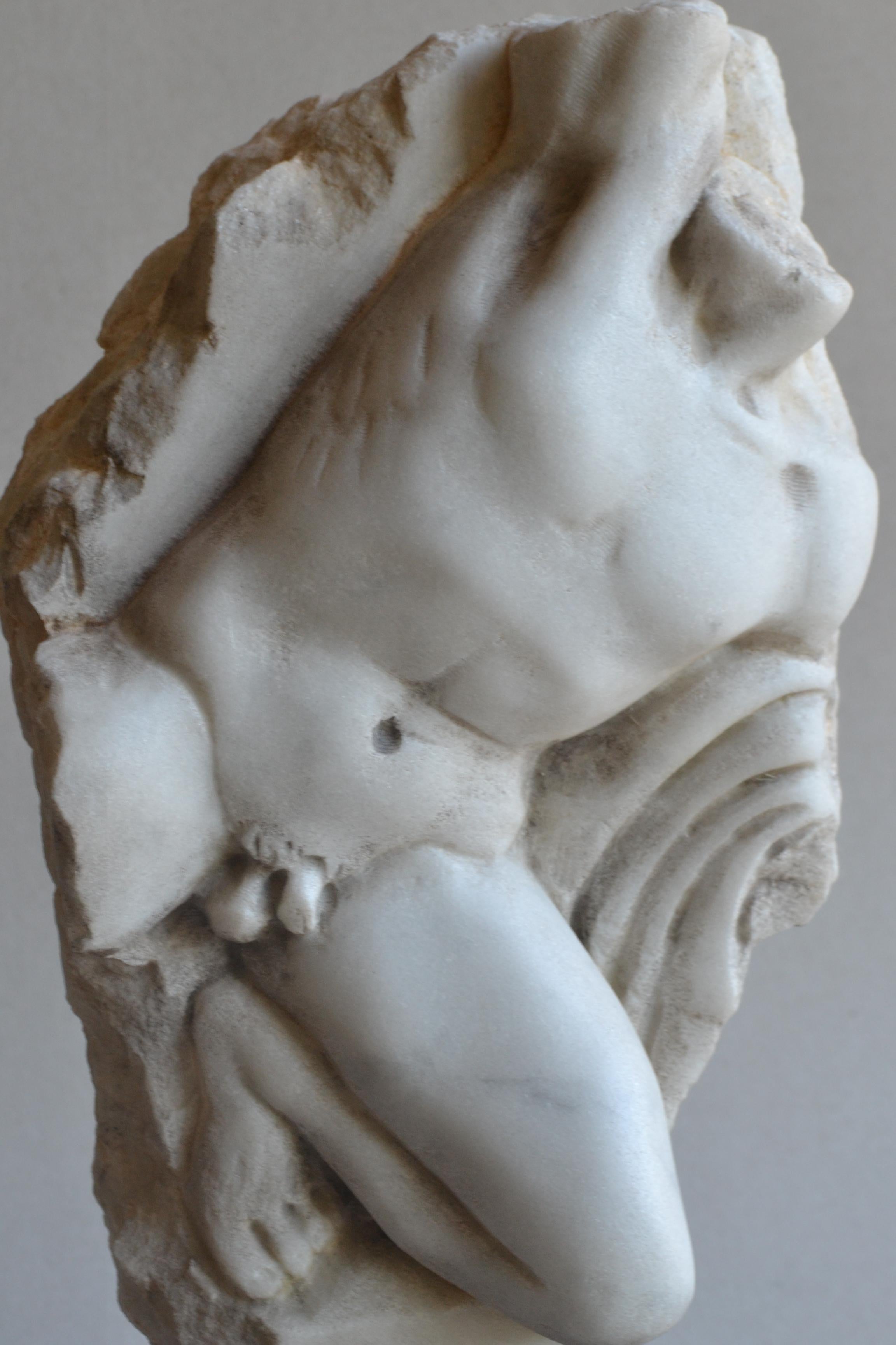 Frammento altorilievo scolpito su marmo di Carrara en vente 1