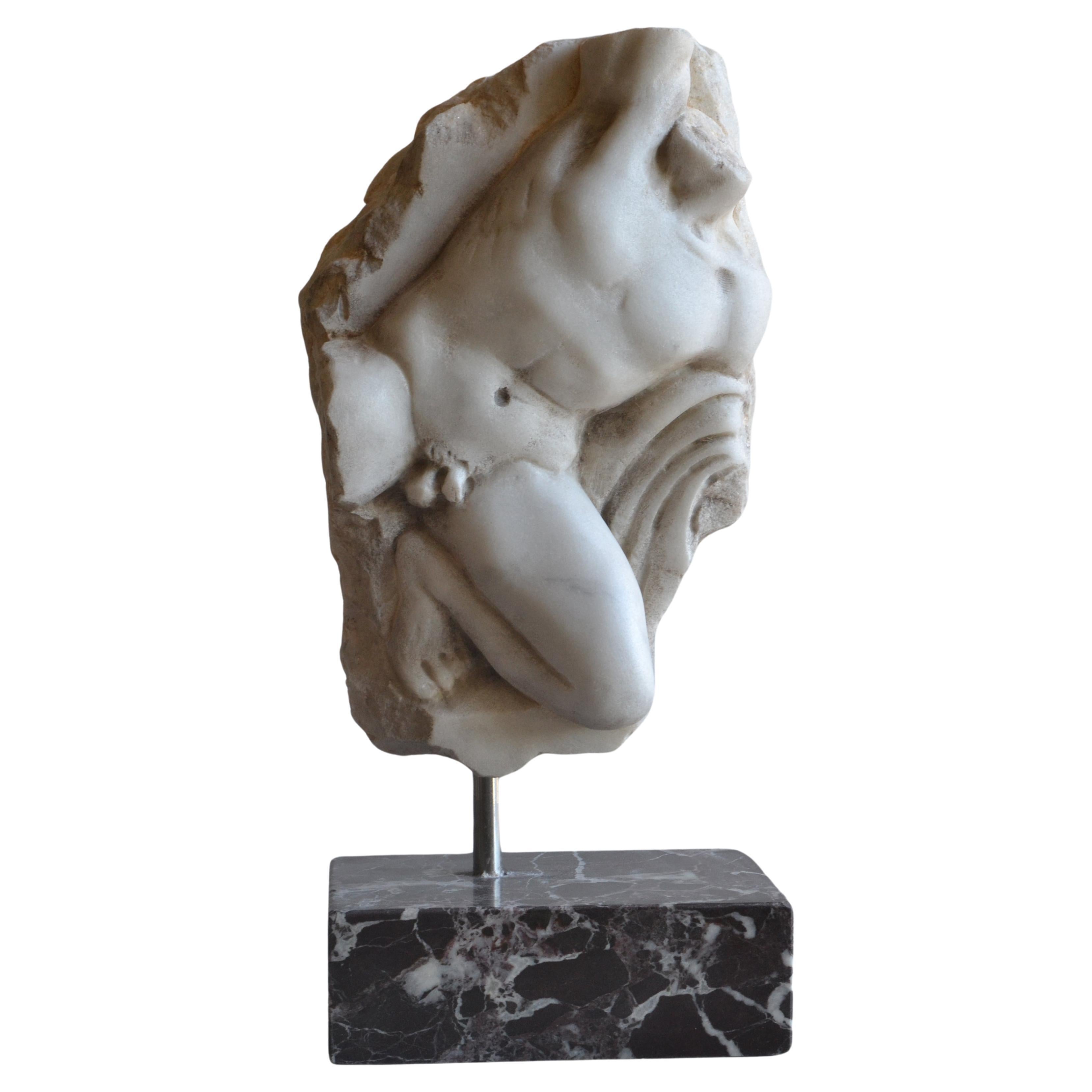 Frammento altorilievo scolpito su marmo di Carrara For Sale