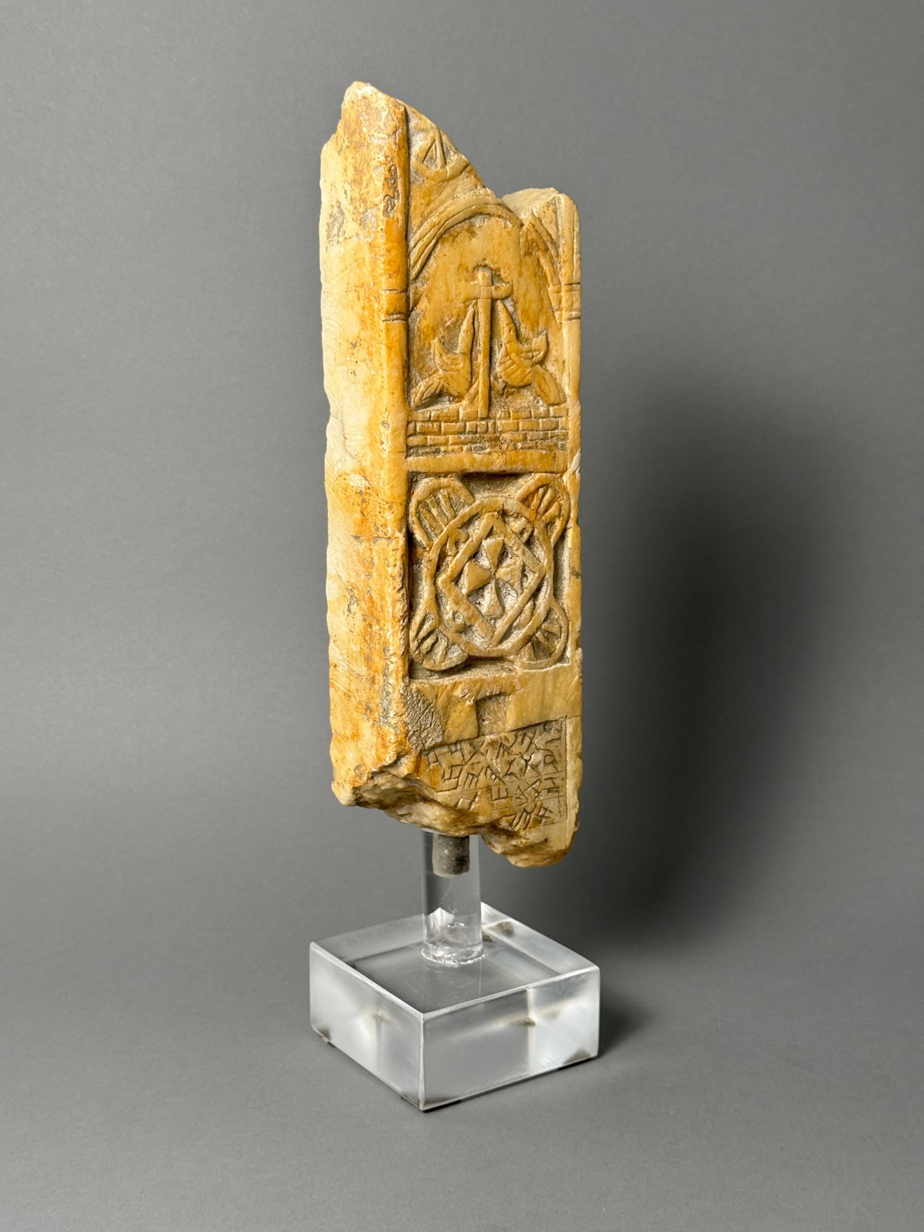 18th Century and Earlier Frammento architettonico in marmo - XV secolo For Sale