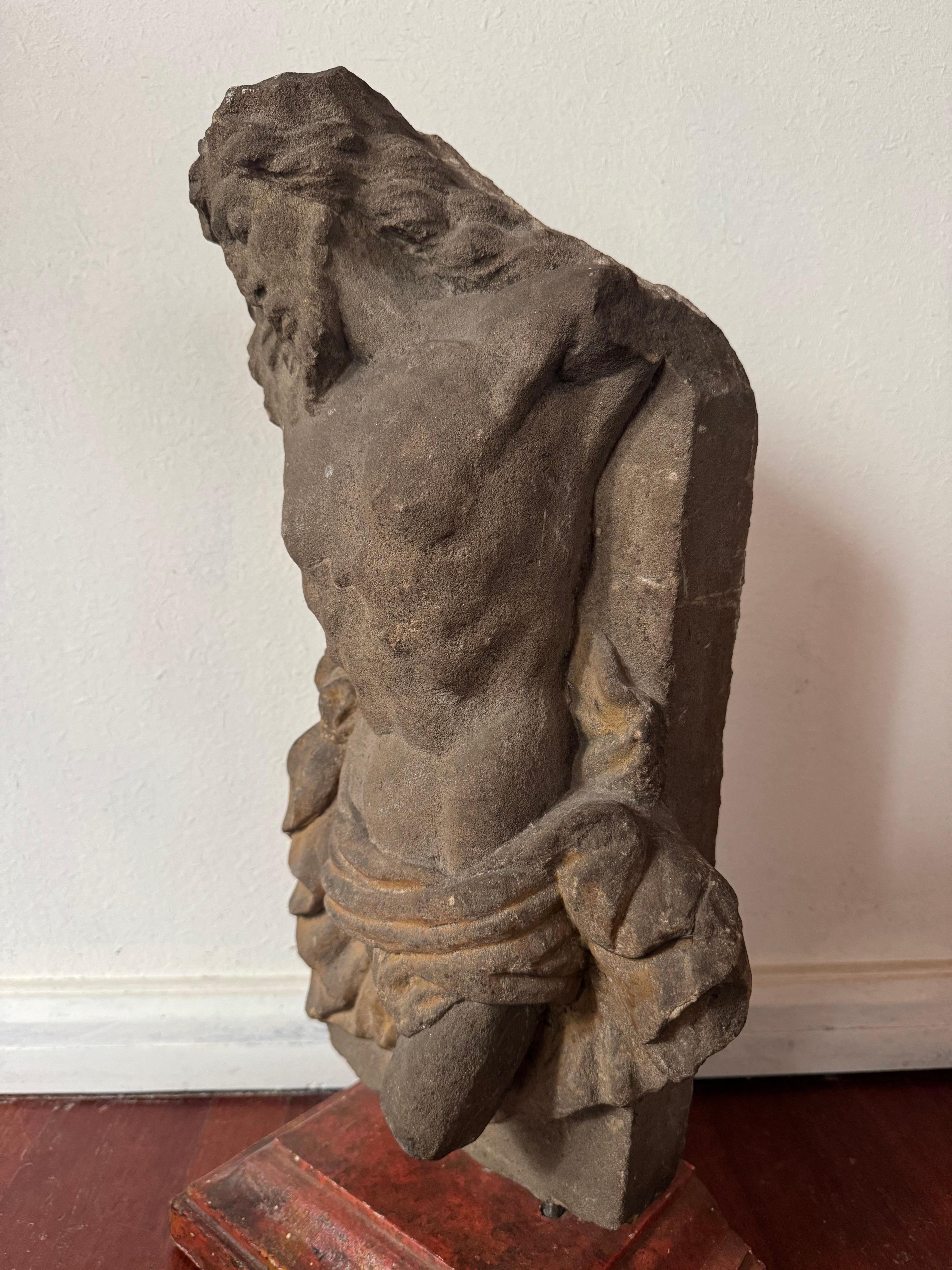 Frammento Cristo in pietra con tracce di policromia - Italia centrale XVII sec. in vendita 4