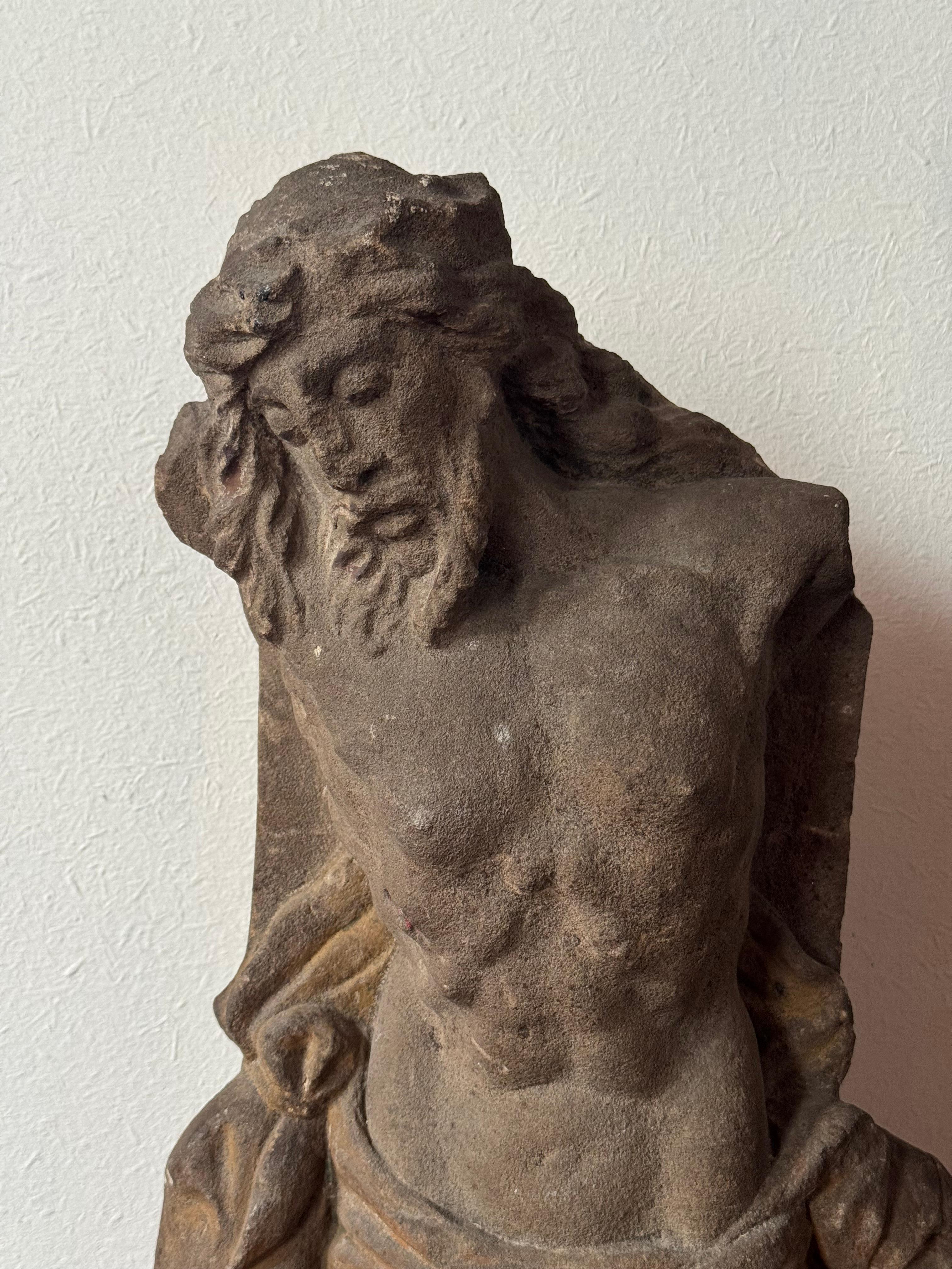 Italian Frammento Cristo in pietra con tracce di policromia - Italia centrale XVII sec. in vendita