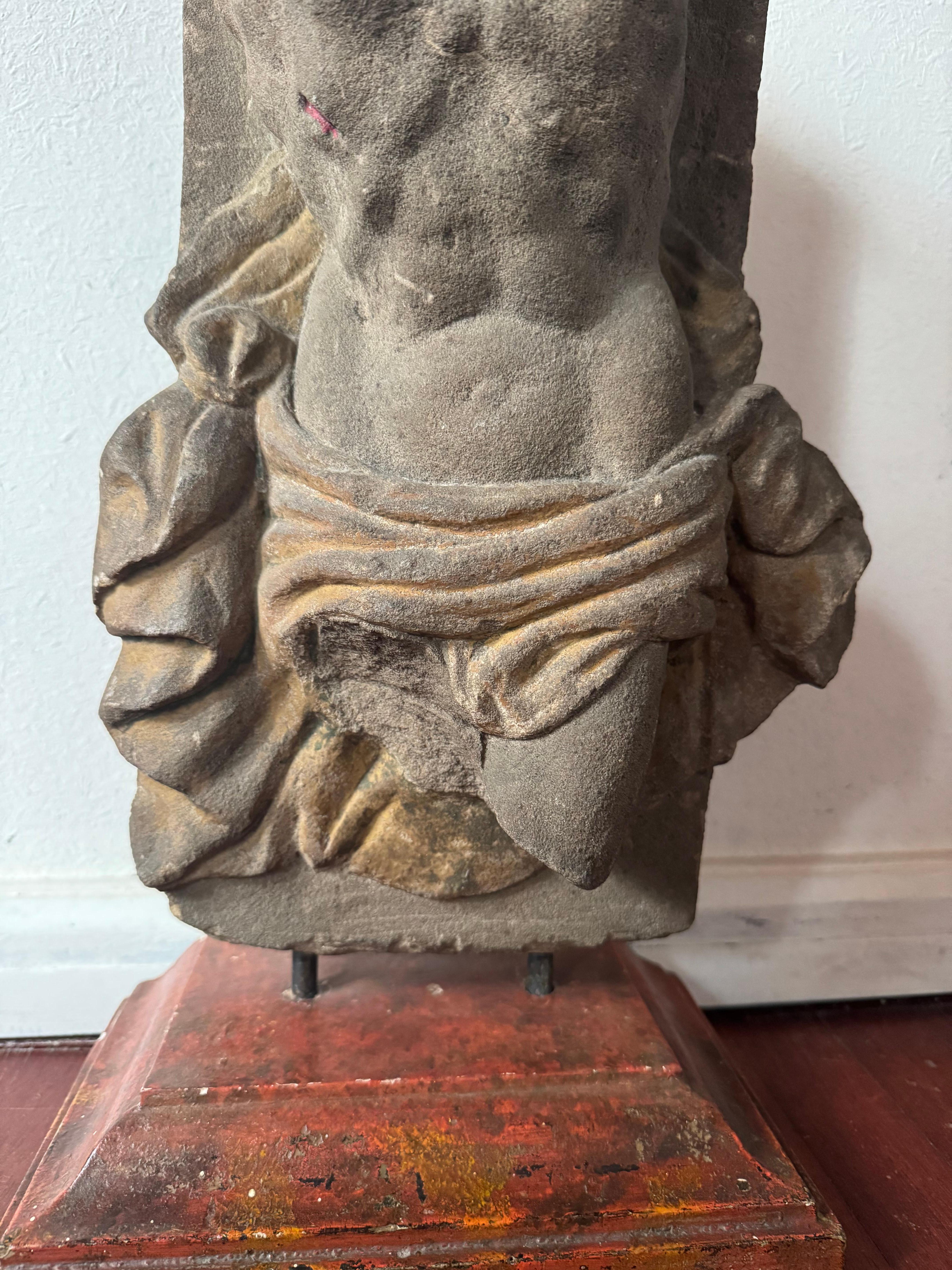 Pietra Frammento Cristo in pietra con tracce di policromia - Italia centrale XVII sec. in vendita