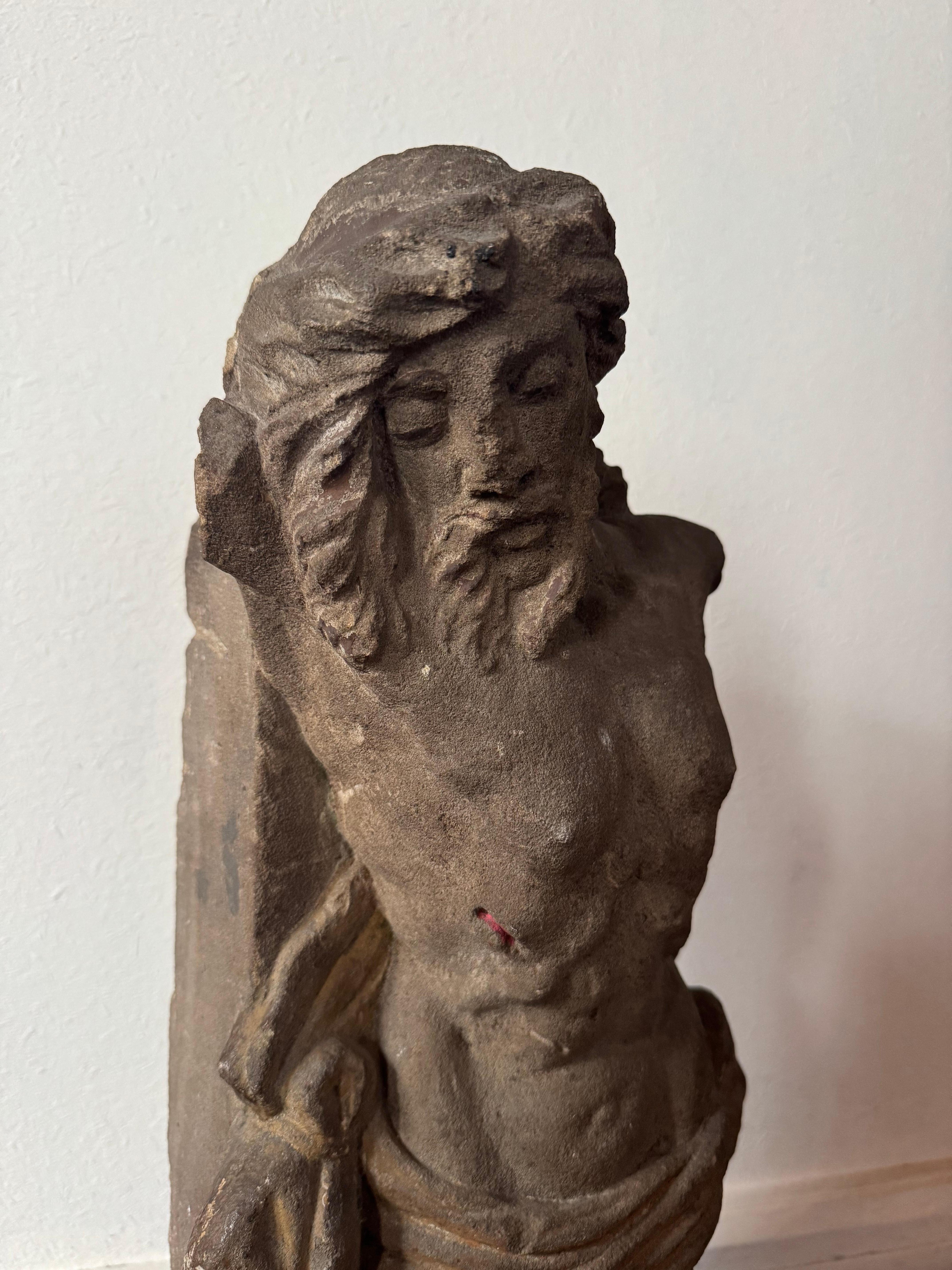 Frammento Cristo in pietra con tracce di policromia - Italia centrale XVII sec. in vendita 1