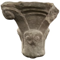 Fragment de chapiteau roman en marbre – XIIe siècle. Italie