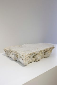 Fragment de corniche en marbre de l'époque romane - 13e siècle