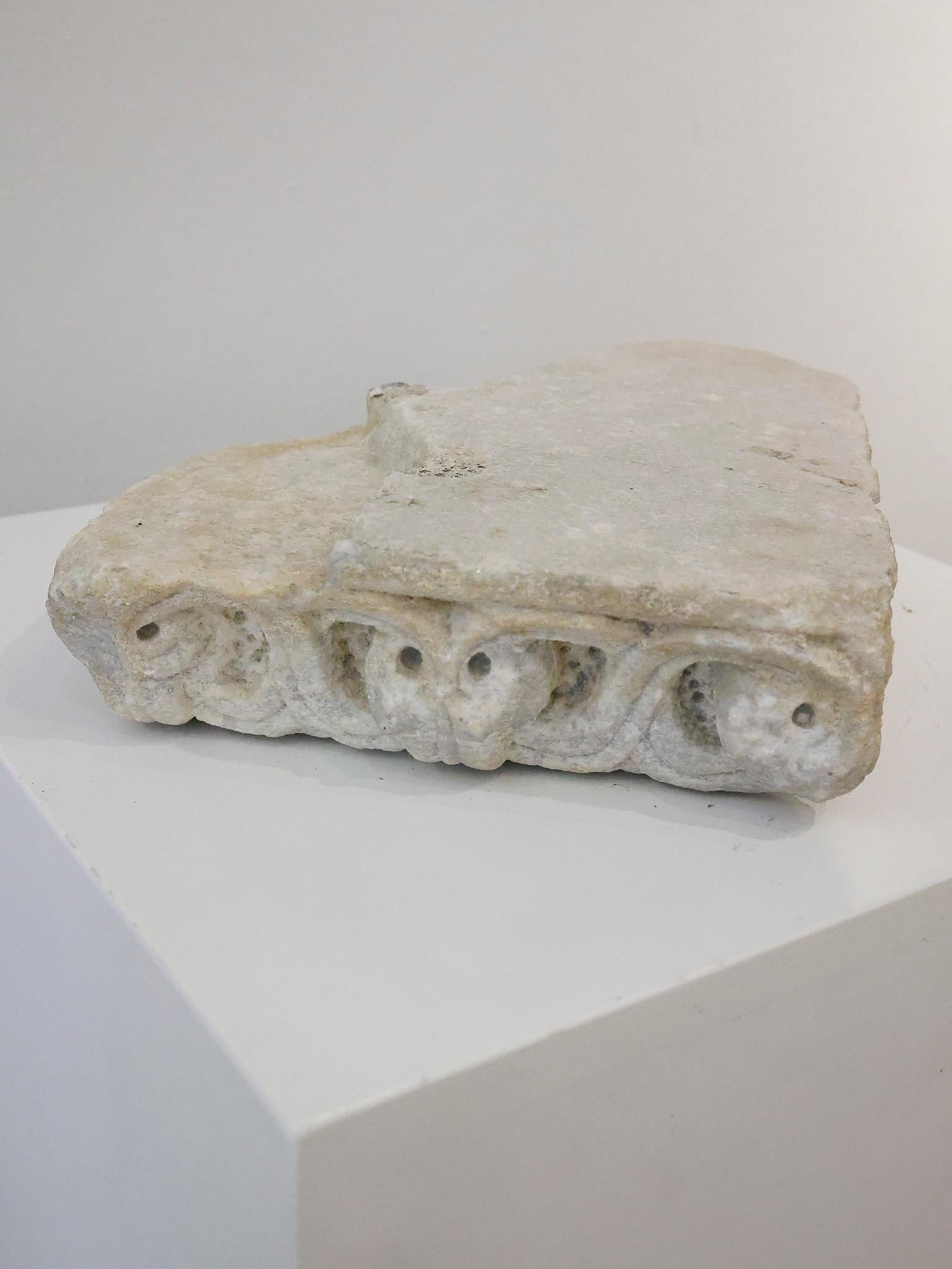 18th Century and Earlier Frammento di cornicione in marmo di epoca romanica - XIII secolo For Sale