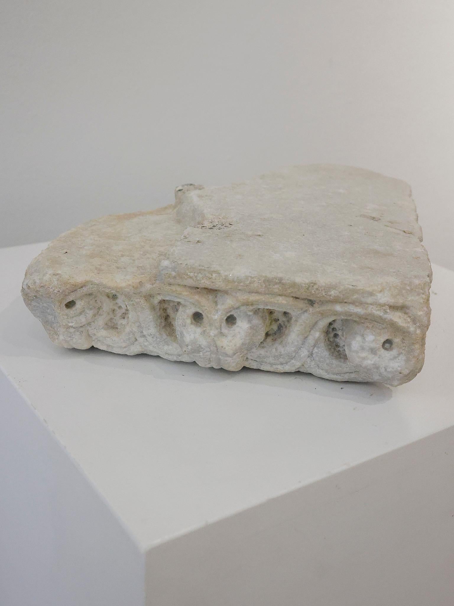 Frammento di cornicione in marmo di epoca romanica - XIII secolo For Sale 1