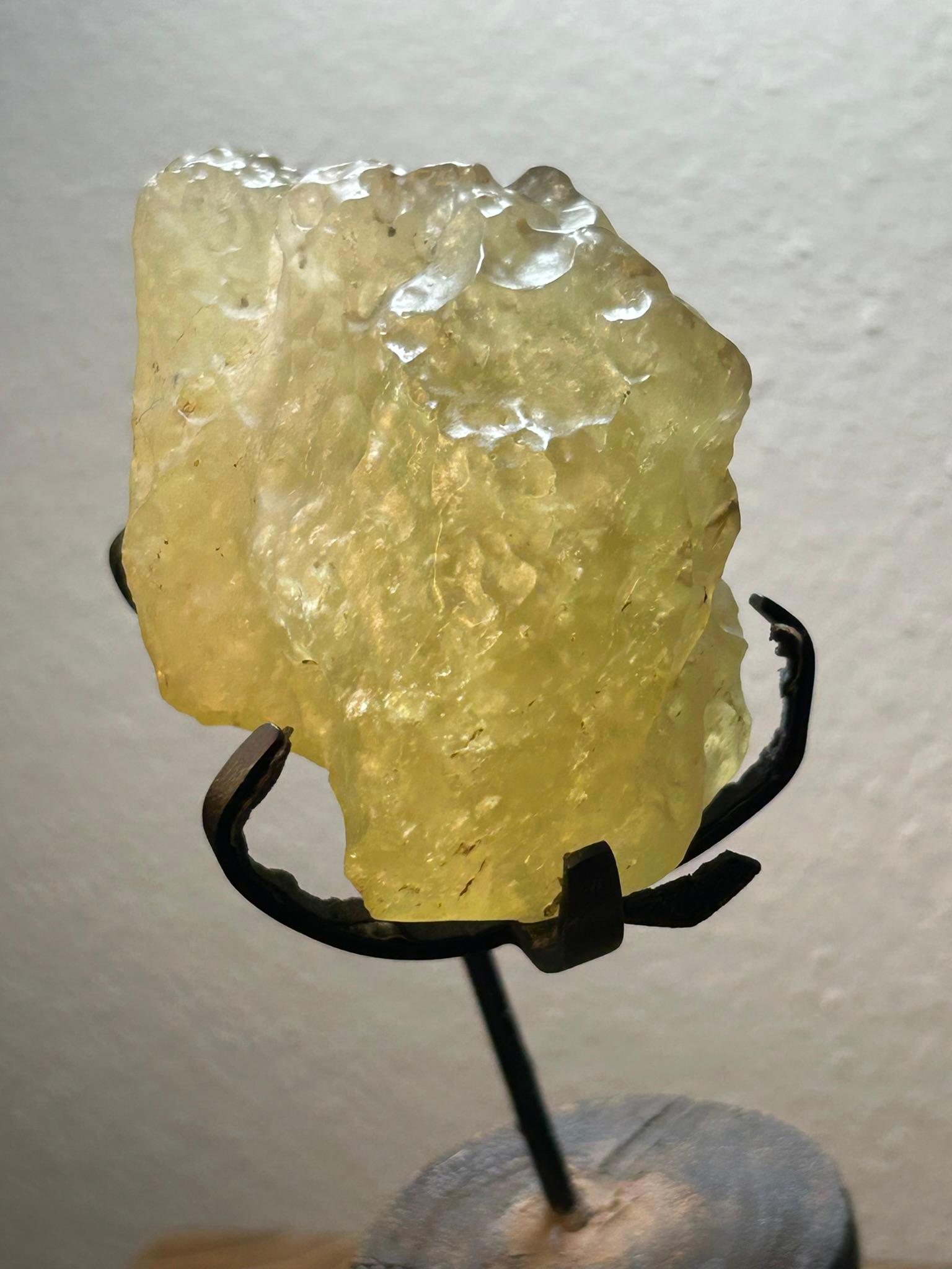 Frammento di Libyan Desert Glass - base anticata in Teca - Egitto/Libia ~29 mil im Angebot 5